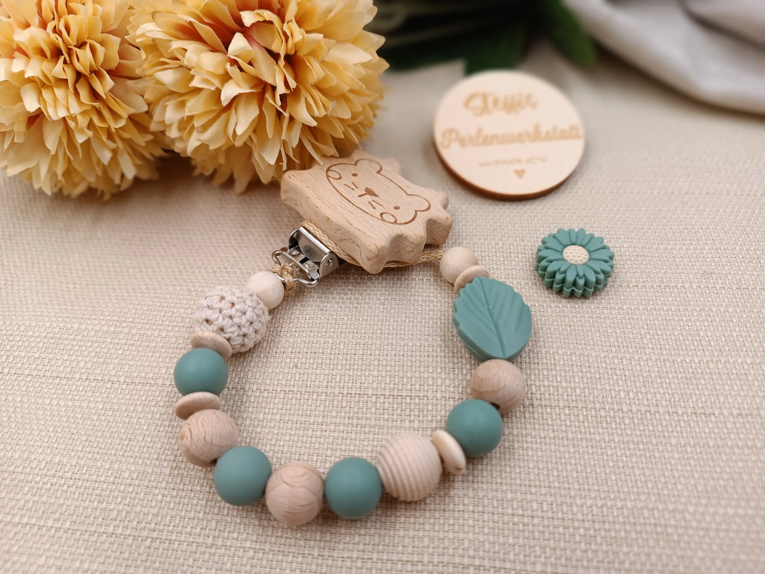 Schnullerkette
bestehend aus Holz,- Silikon- und Häkelperlen. Motivperle: Blatt oder Blume
Preis 18 Euro 