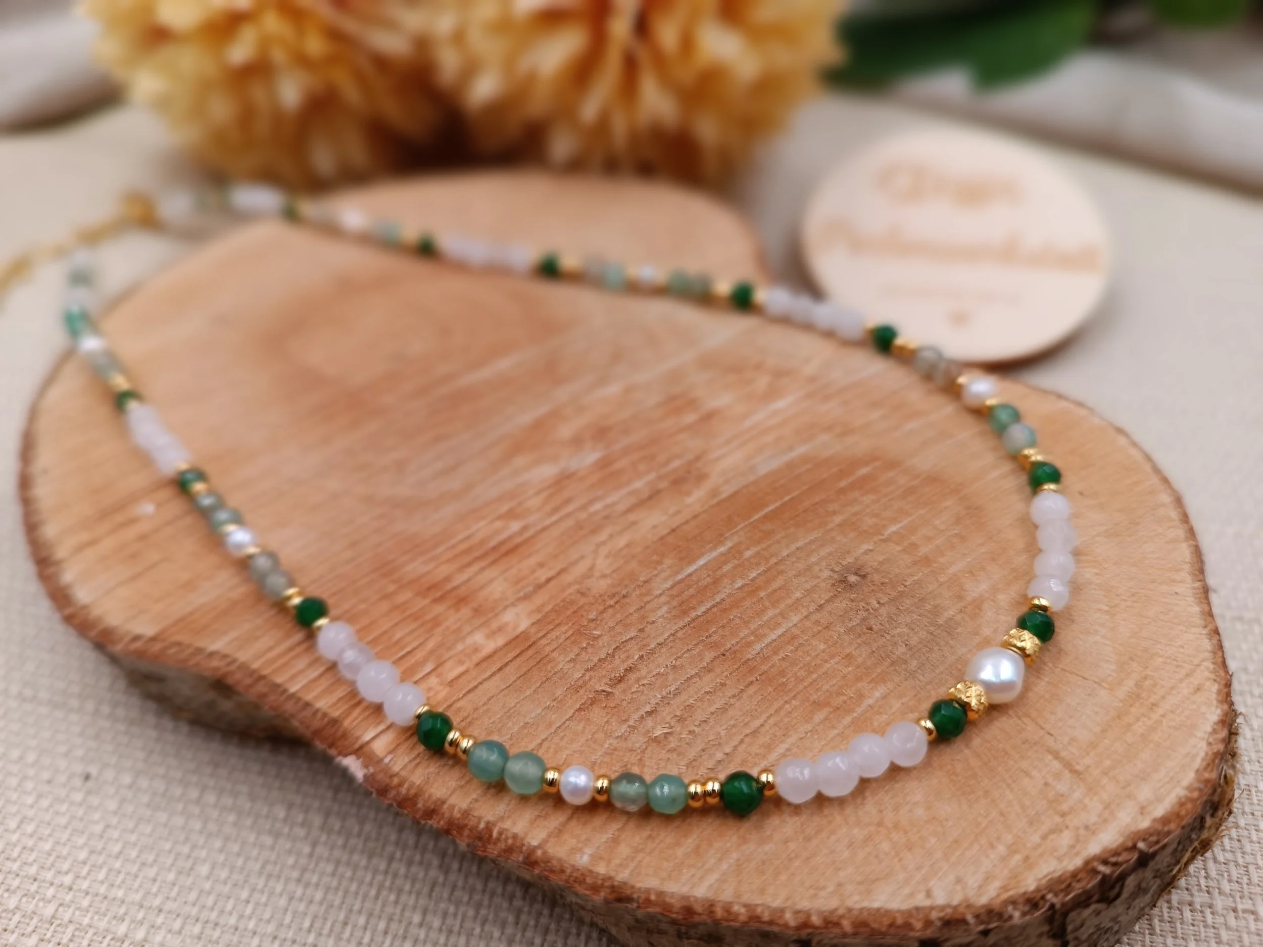 Halskette bestehend aus vers. 3mm facettierten Natursteinperlen und 24k vergoldeten Perlen
Element: Süßwasserperle
Preis Kette: 24,50 Euro
