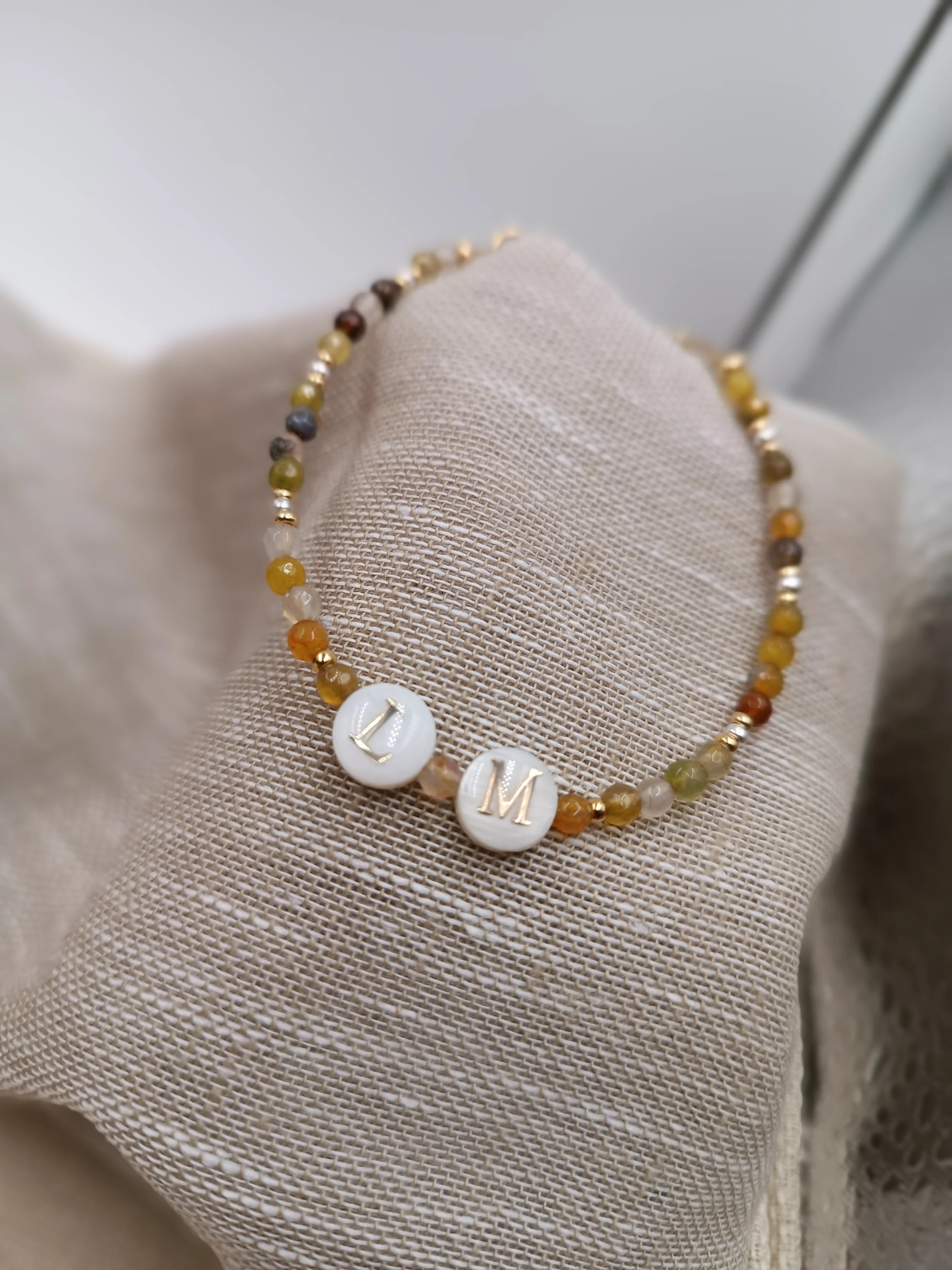 Armband aus 3mm facettierten Natursteinperlen im braun mix und Initialen aus Perlmutt
Preis: 15 Euro
Auch in Kindergröße erhältlich