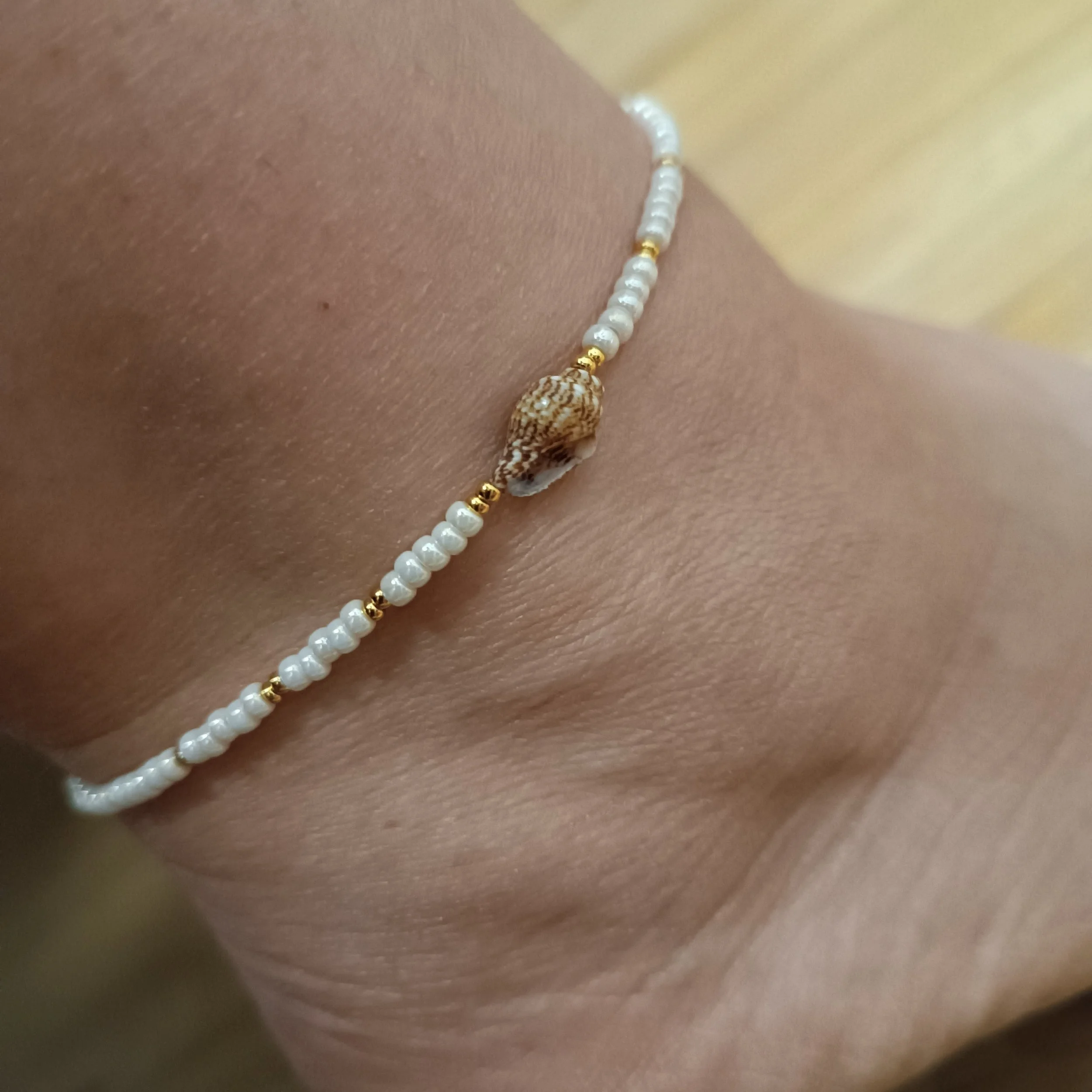 Fusskettchen bestehend aus 3mm Miyuki Perlen und 24k vergoldeten Perlen und echter Muschel
Preis 15 Euro