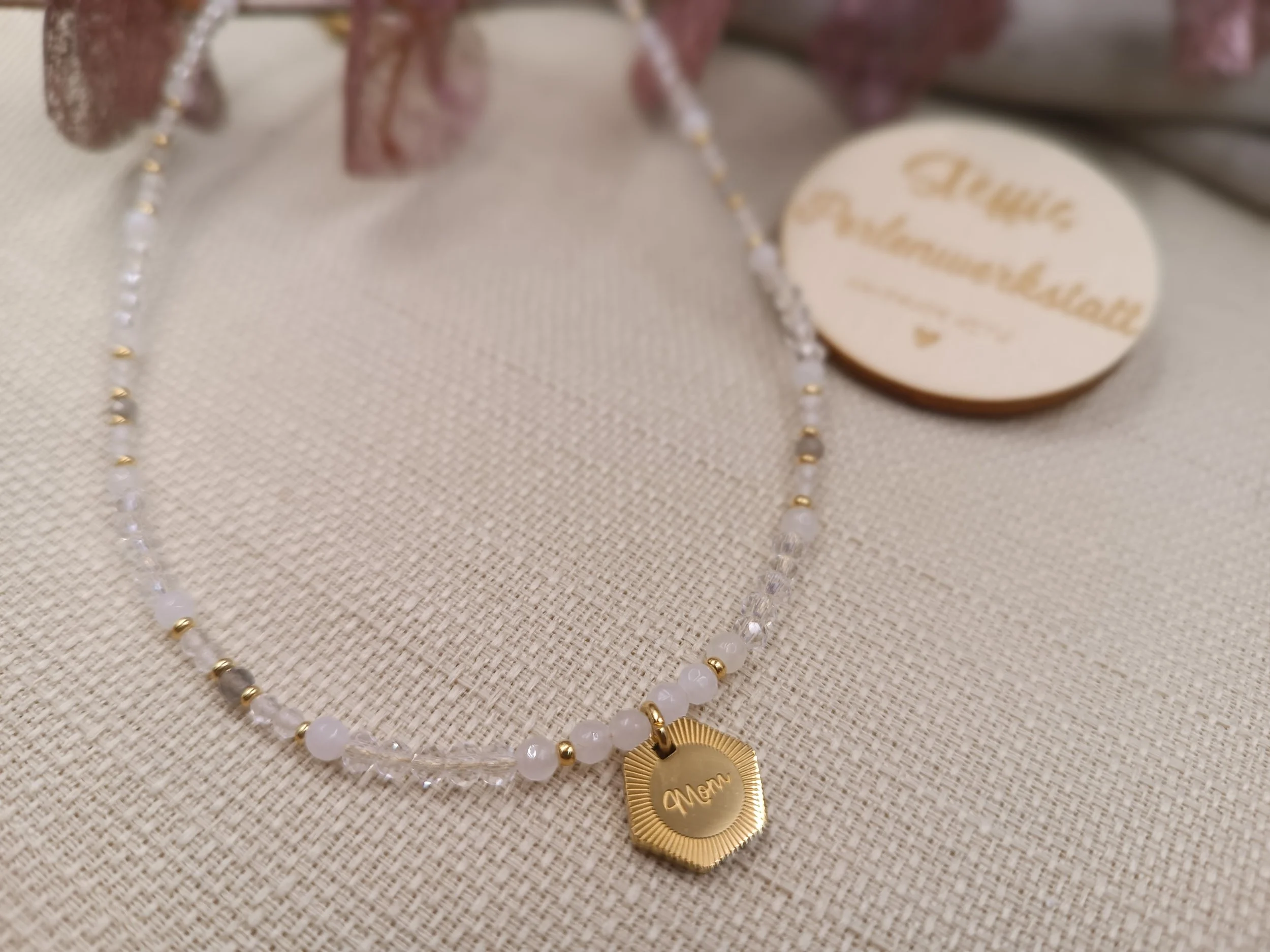 Halskette bestehend aus 3mm facettierten Natursteinperlen und Mondsteinperlen 
Anhänger "MOM" aus Edelstahl
Preis Kette: 25 Euro
