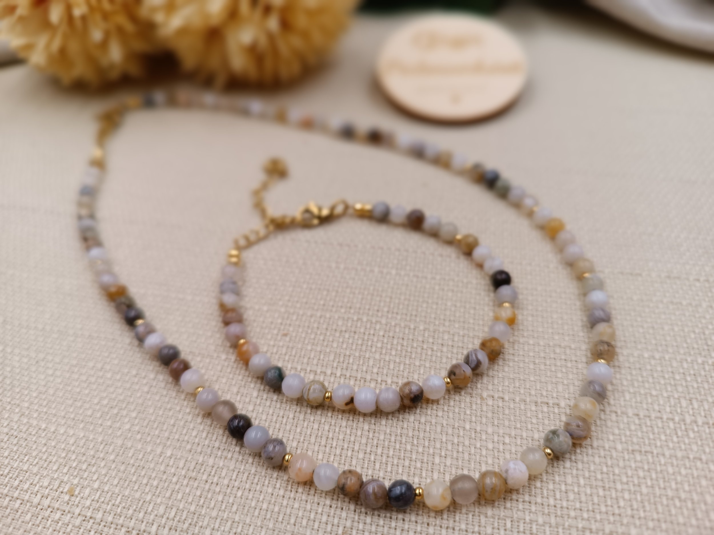 Set aus Armband & Halskette bestehend aus 4mm Natursteinperlen 
Preis Kette: 23 Euro
Preis Armband: 15  Euro