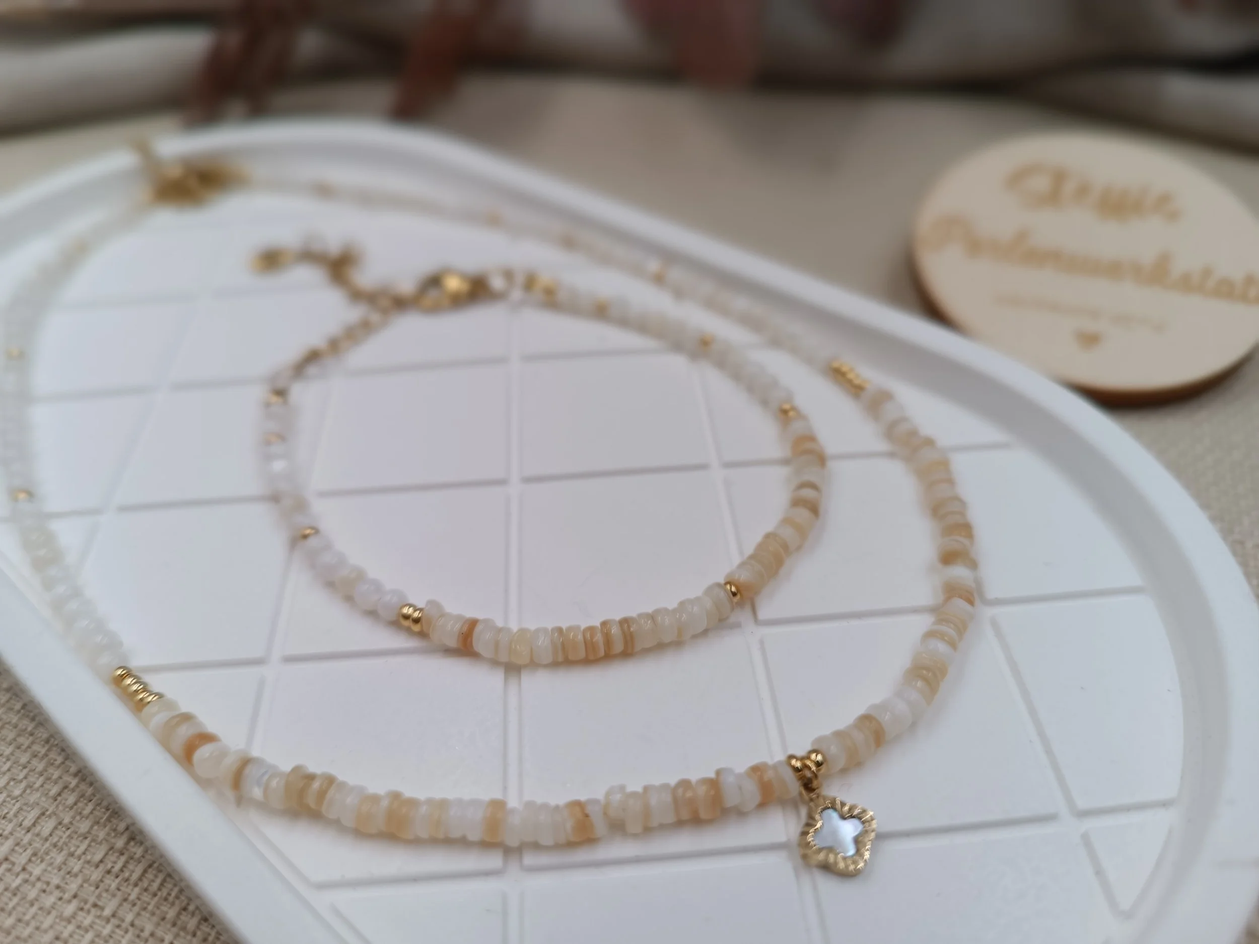 Set aus Armband & Halskette bestehend aus 3mm facettierten Natursteinperlen und Muschelperlen
Anhänger "Kleeblatt" aus Edelstahl
Preis Kette: 23 Euro
Preis Armband: 15  Euro