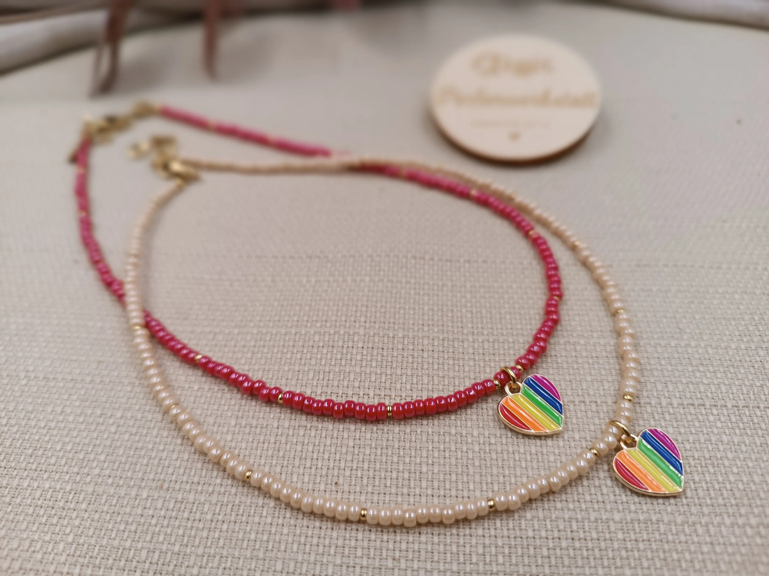 Halsketten bestehend aus 3mm Miyuki Glasperlen 
Anhänger "Herz" aus Emaile
Preis Kette: 19 Euro