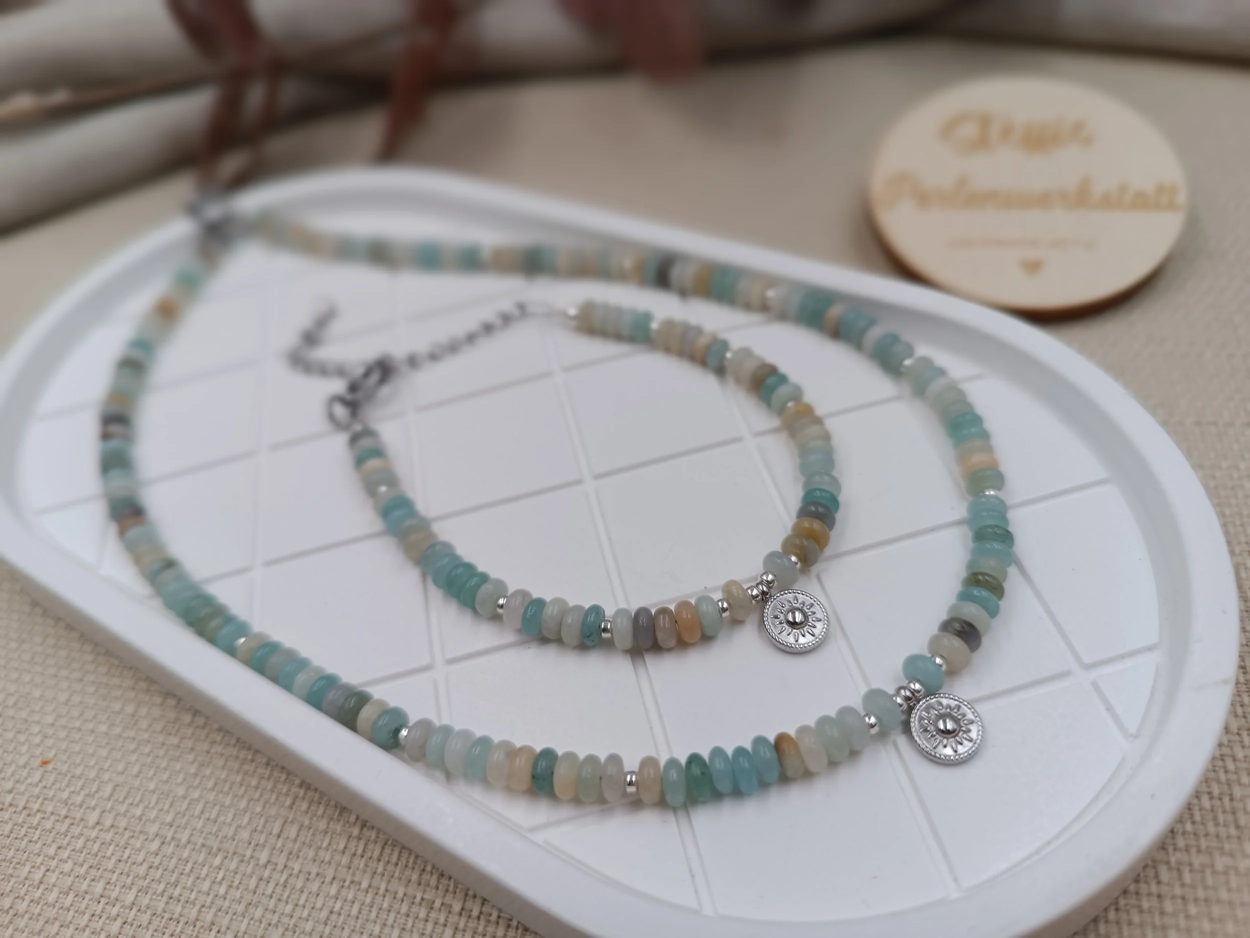 Set aus Armband & Halskette bestehend aus 3mm Halb-Natursteinperlen
Anhänger "Sonne" aus Edelstahl
Preis Kette: 23 Euro
Preis Armband: 15  Euro