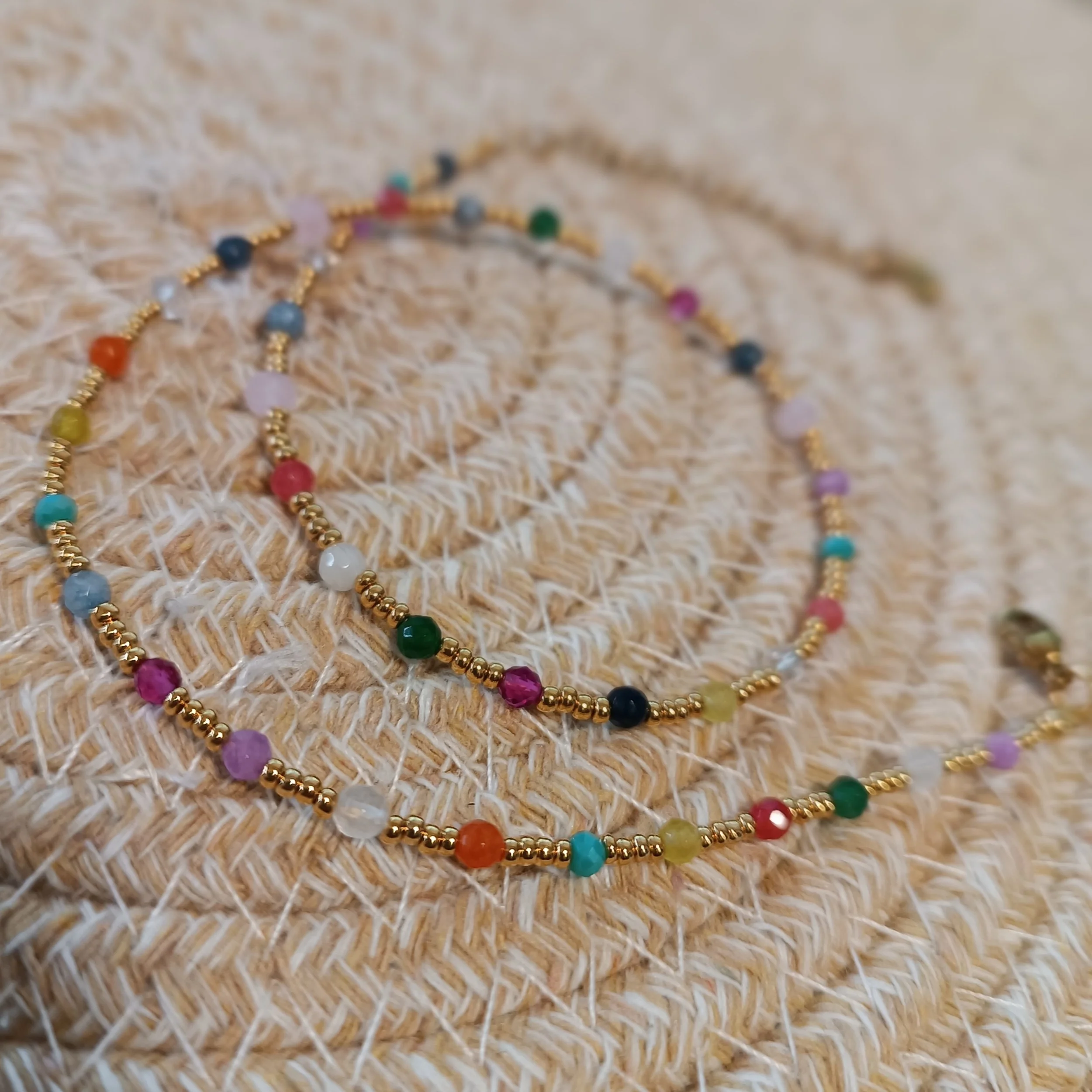 Halskette bestehend aus 3mm facettierten Natursteinperlen und 24k vergoldeten Perlen
Preis Kette: 24,50 Euro
