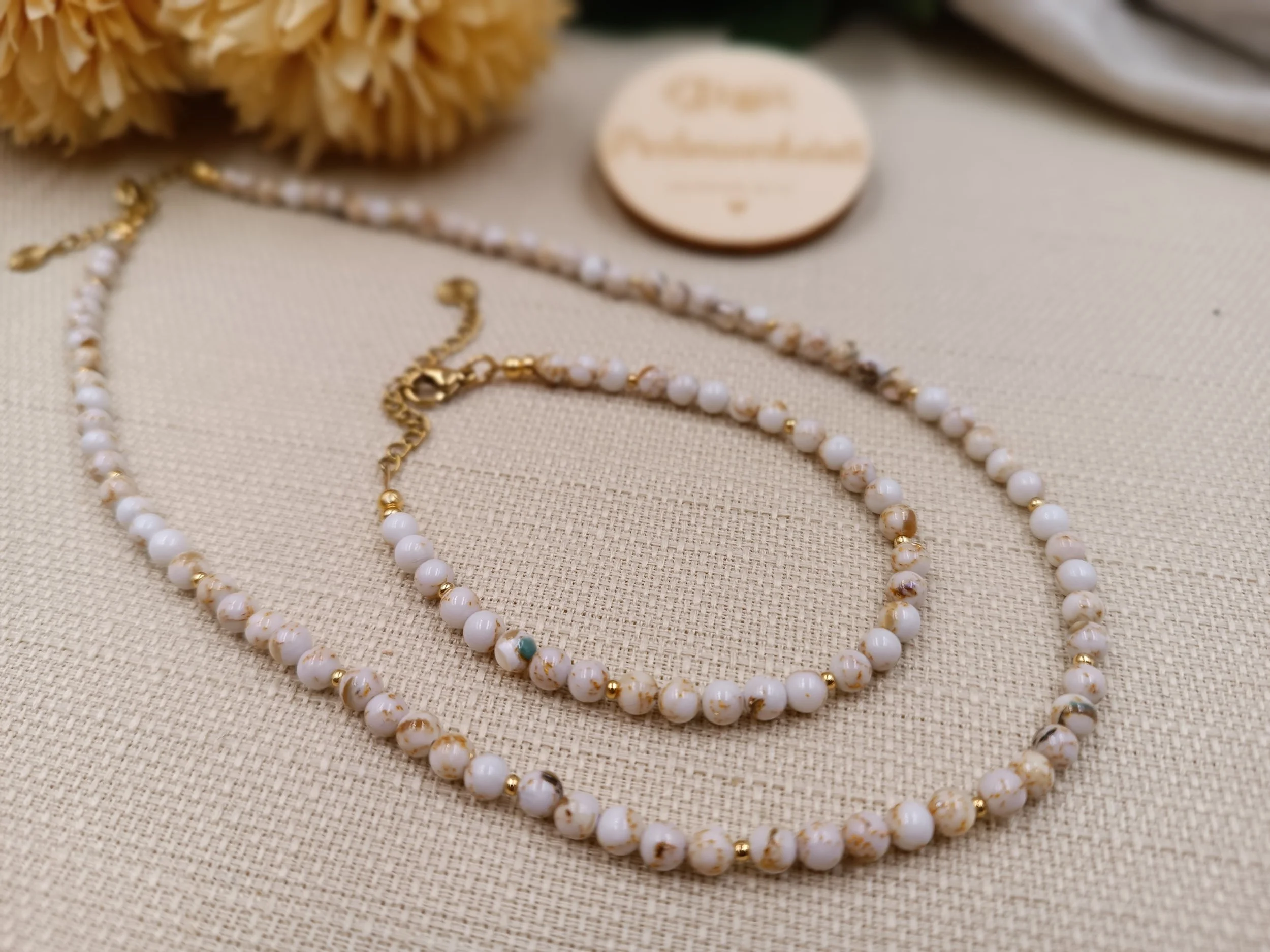 Set aus Armband & Halskette bestehend aus 4mm Natursteinperlen und Muschelperlen
Preis Kette: 23 Euro
Preis Armband: 15  Euro