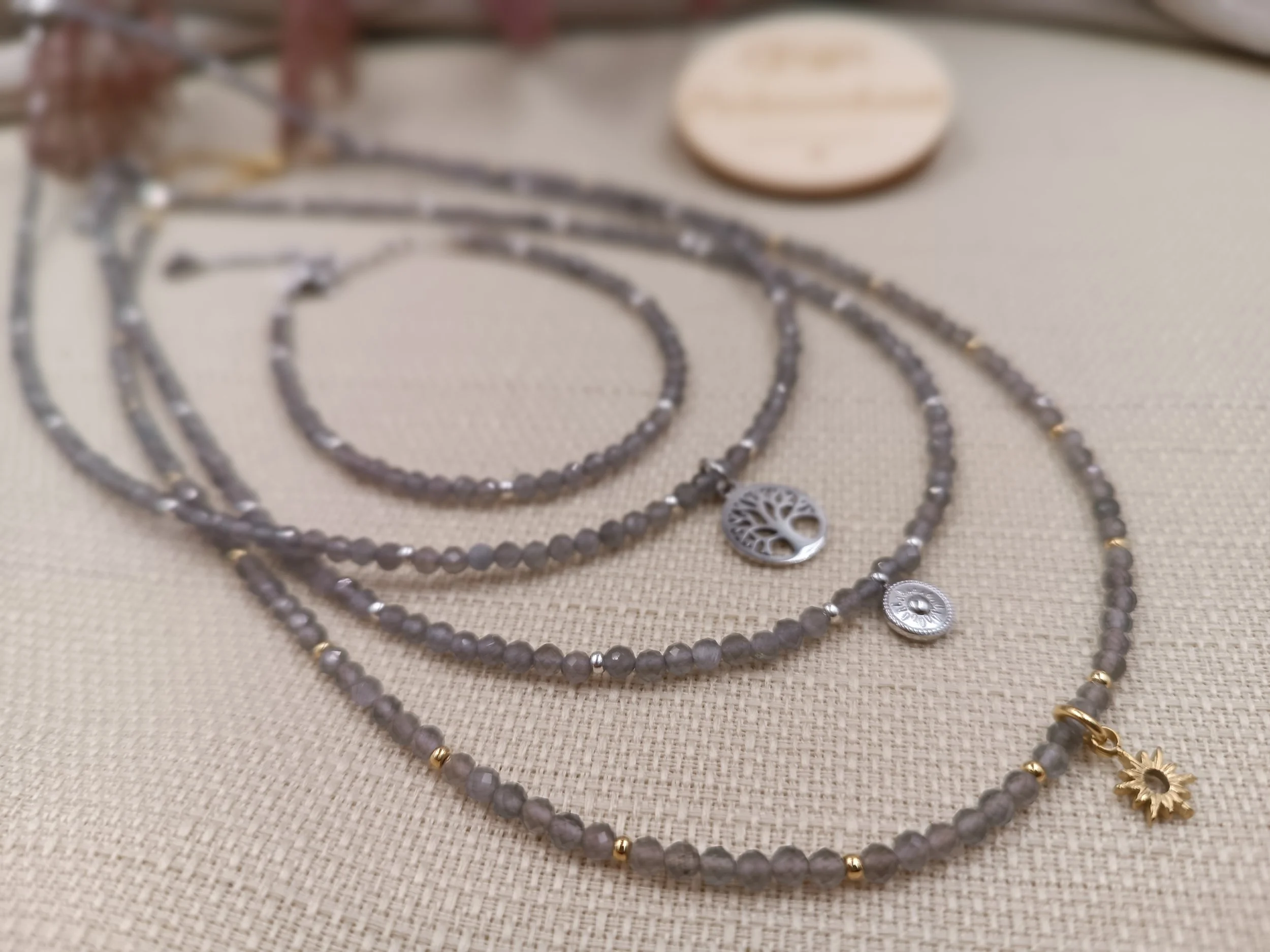 vers. Halsketten mit Armband bestehend aus 3mm facettierten Natursteinperlen
Anhänger "Lebensbaum, Sonne," aus Edelstahl
Preis Kette: 23 Euro
Preis Armband: 15  Euro