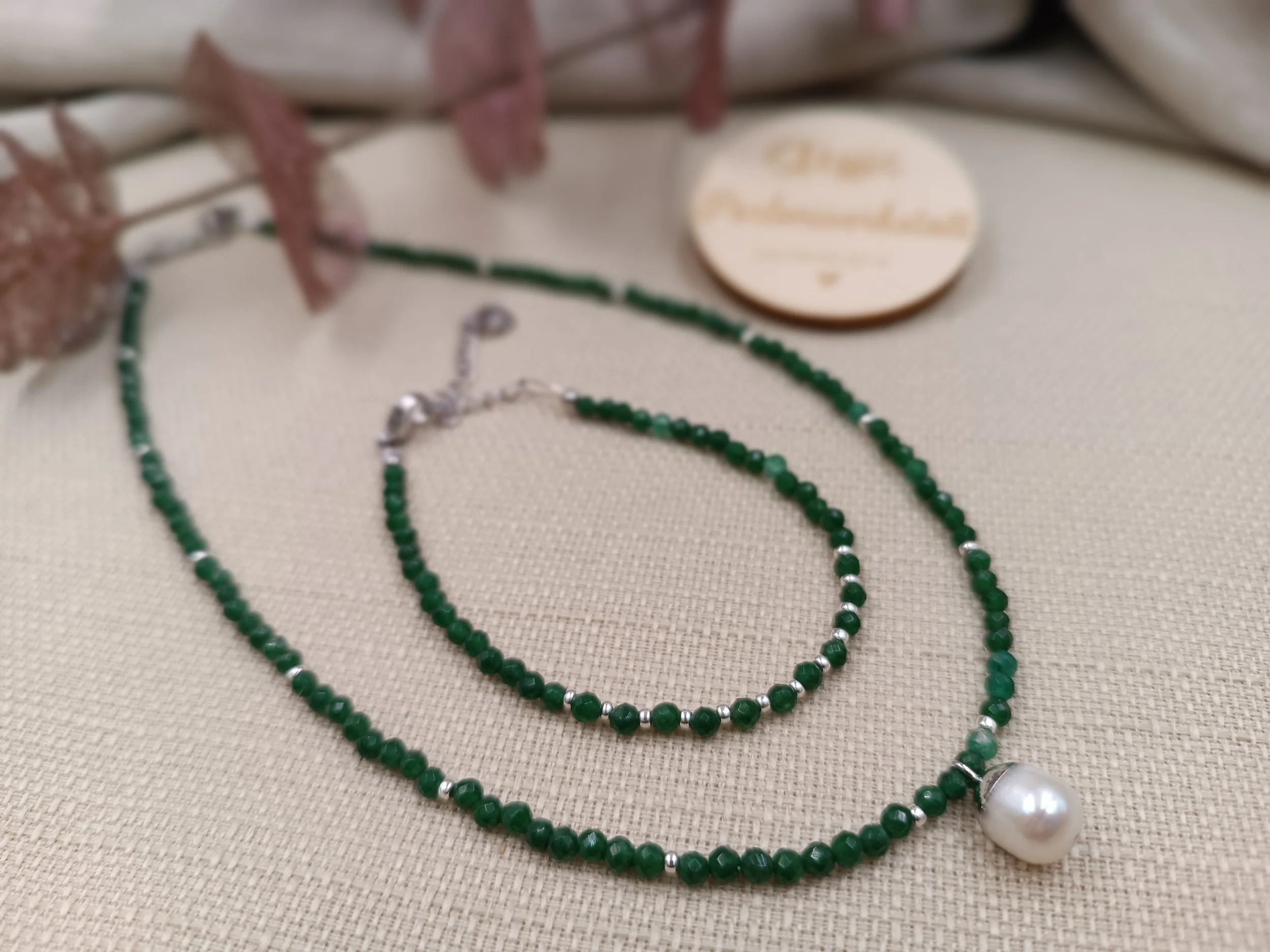 Set aus Armband & Halskette bestehend aus 3mm facettierten Natursteinperlen
Anhänger Süßwasserperle
Preis Kette: 23 Euro
Preis Armband: 15  Euro