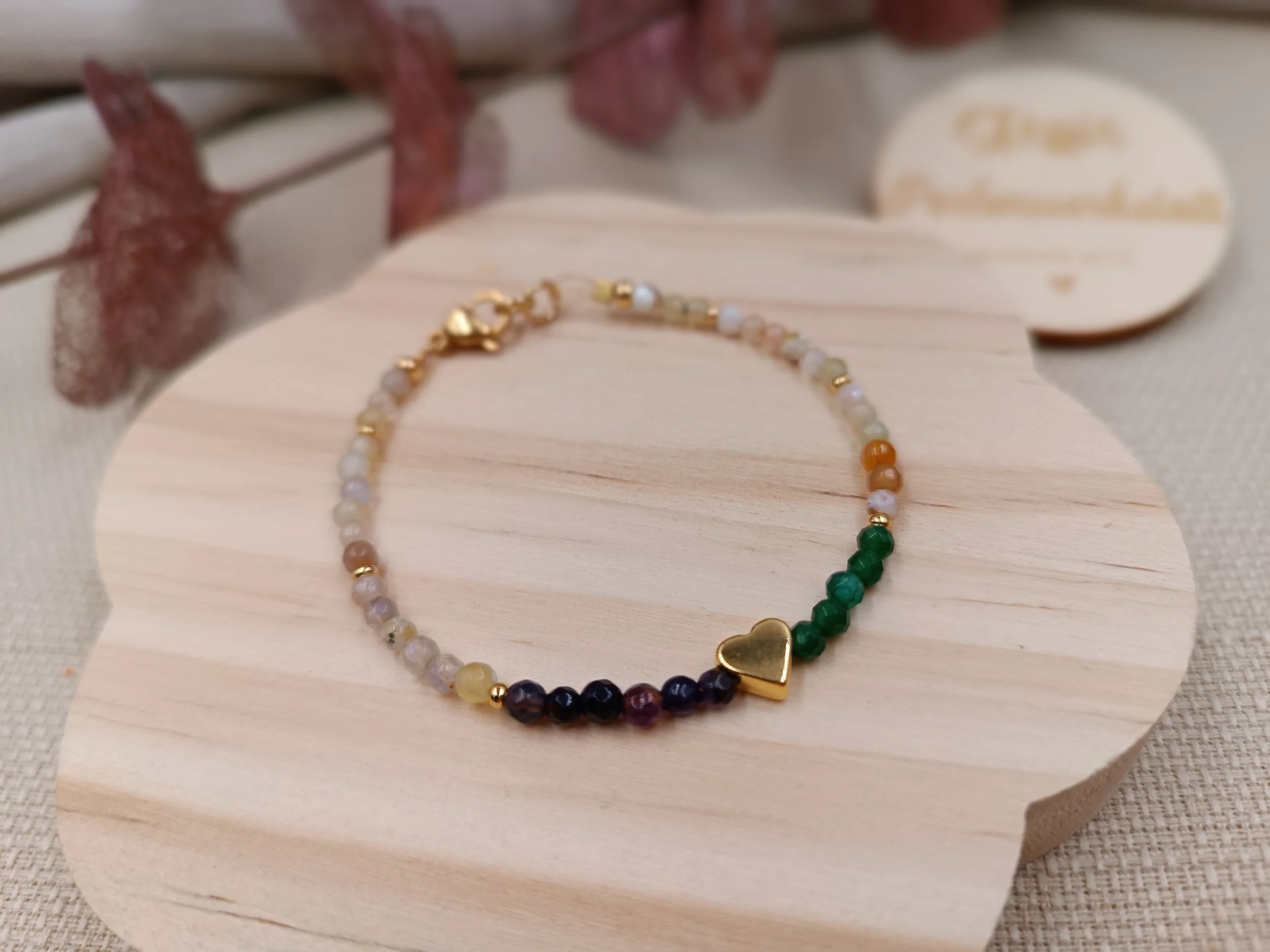 Armband aus 3mm Natursteinperlen im beige mix. 
Das besondere: Die Geburtsfarben der Kinder links und rechts vom Herz 
Preis: 15 Euro