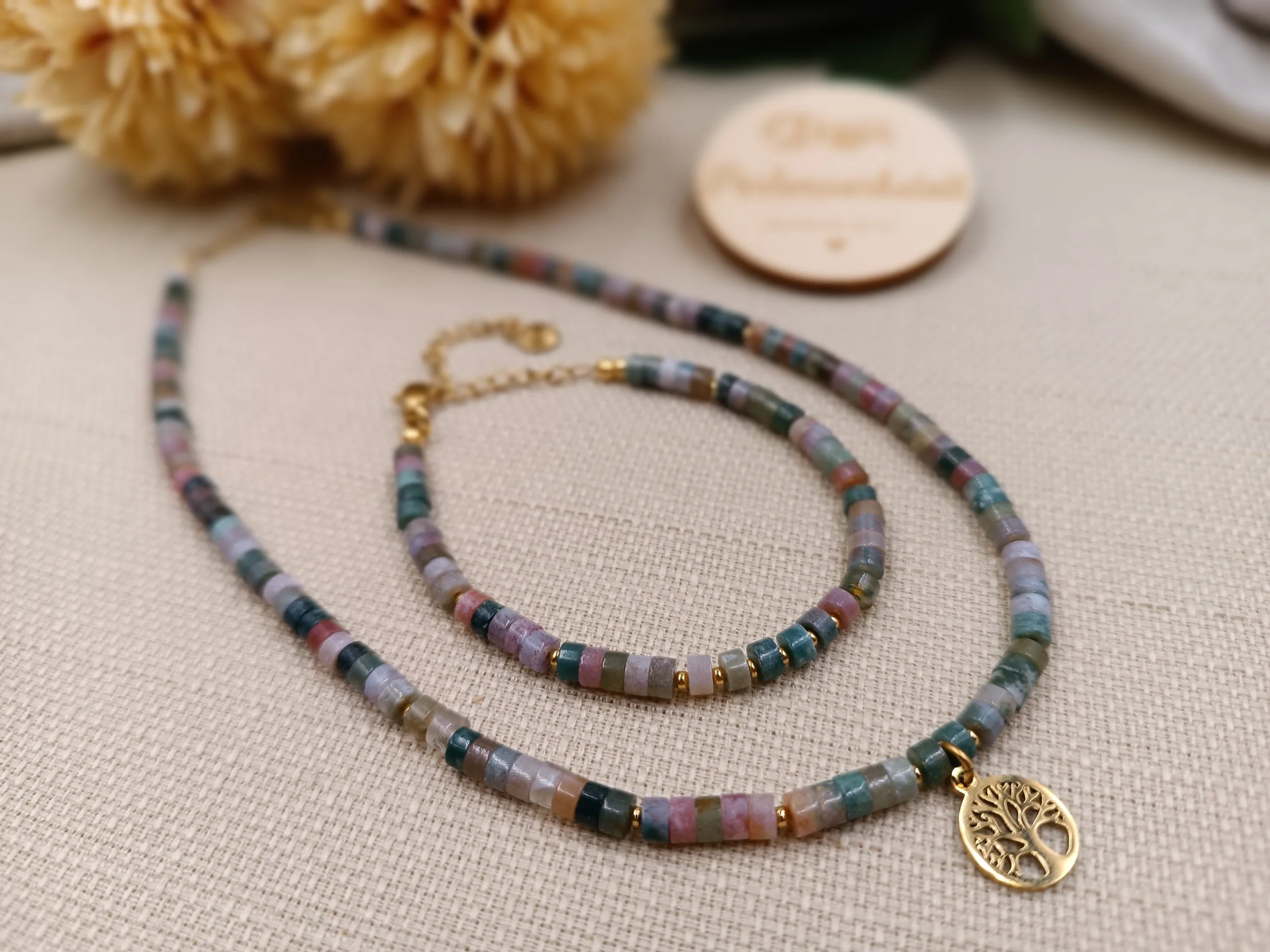Set aus Armband & Halskette bestehend aus 3mm Hab-Natursteinperlen
Anhänger "Lebensbaum" aus Edelstahl
Preis Kette: 24,50 Euro
Preis Armband: 15  Euro