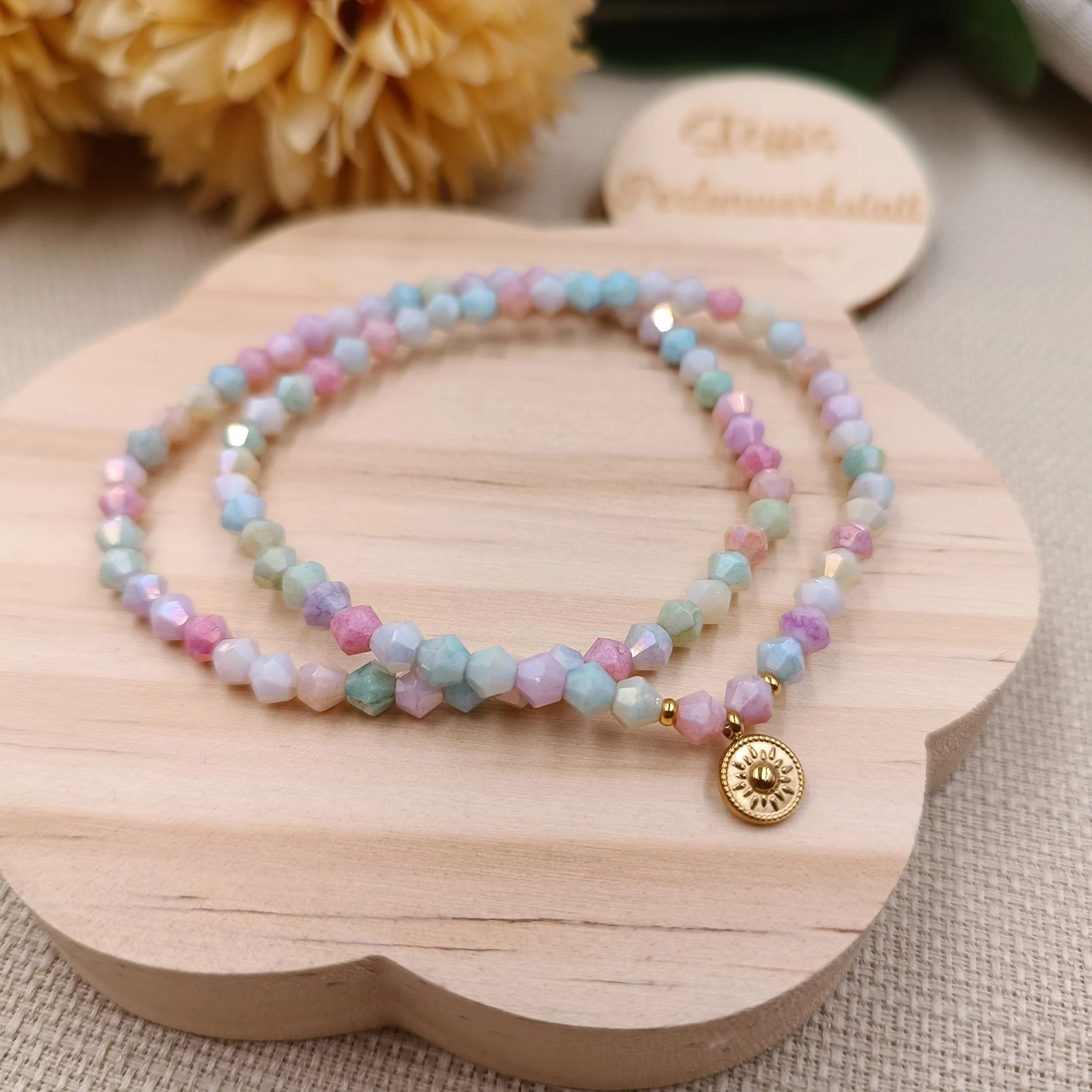 Armbänder aus 4mm facettierte Glasperlen, mit Anhänger oder ohne. 
Preis je 9,50 Euro
Auch in Kindergröße erhältlich