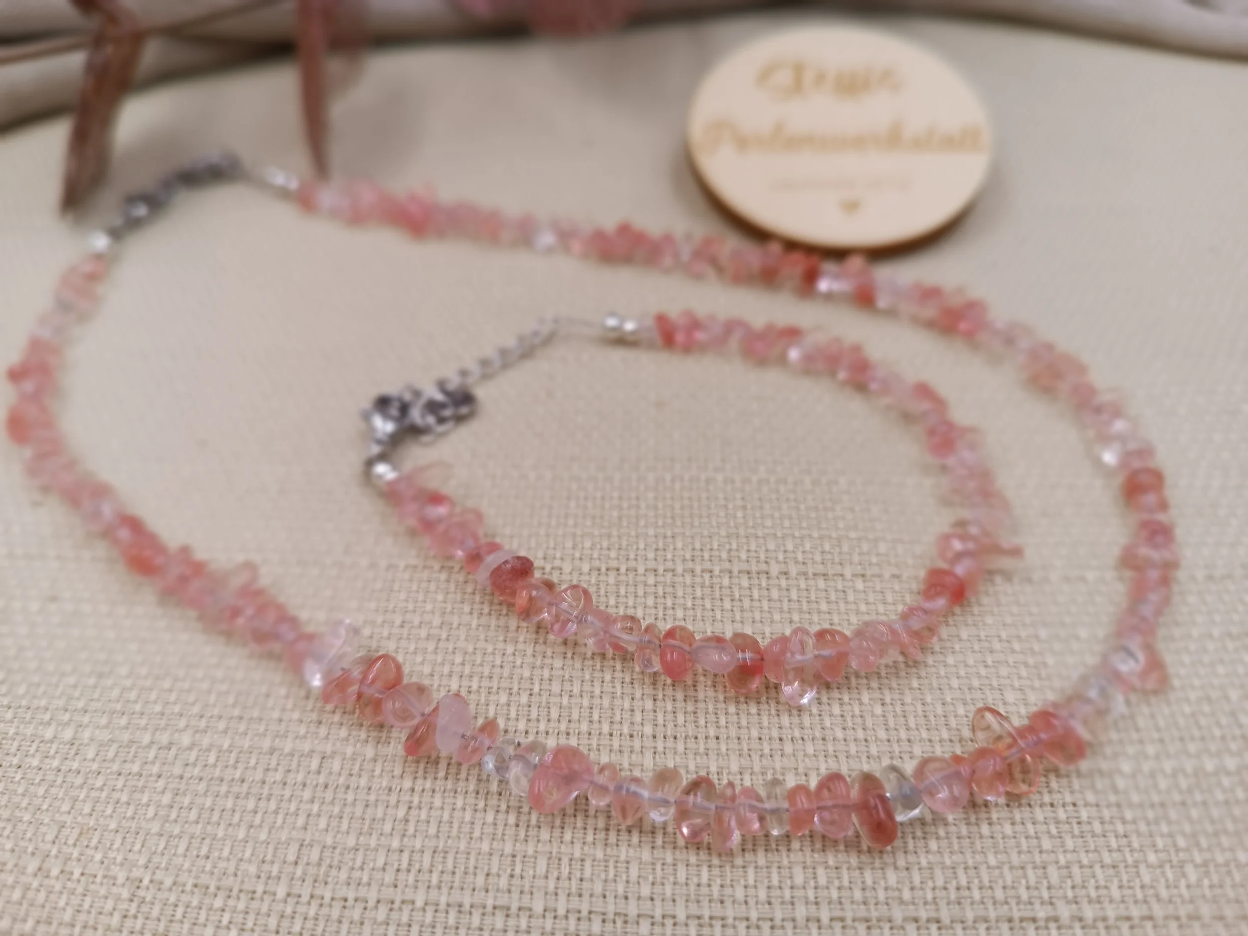 Set aus Armband & Halskette bestehend aus 4mm Splitter-Natursteinperlen 
Preis Kette: 24,50 Euro
Preis Armband: 15  Euro