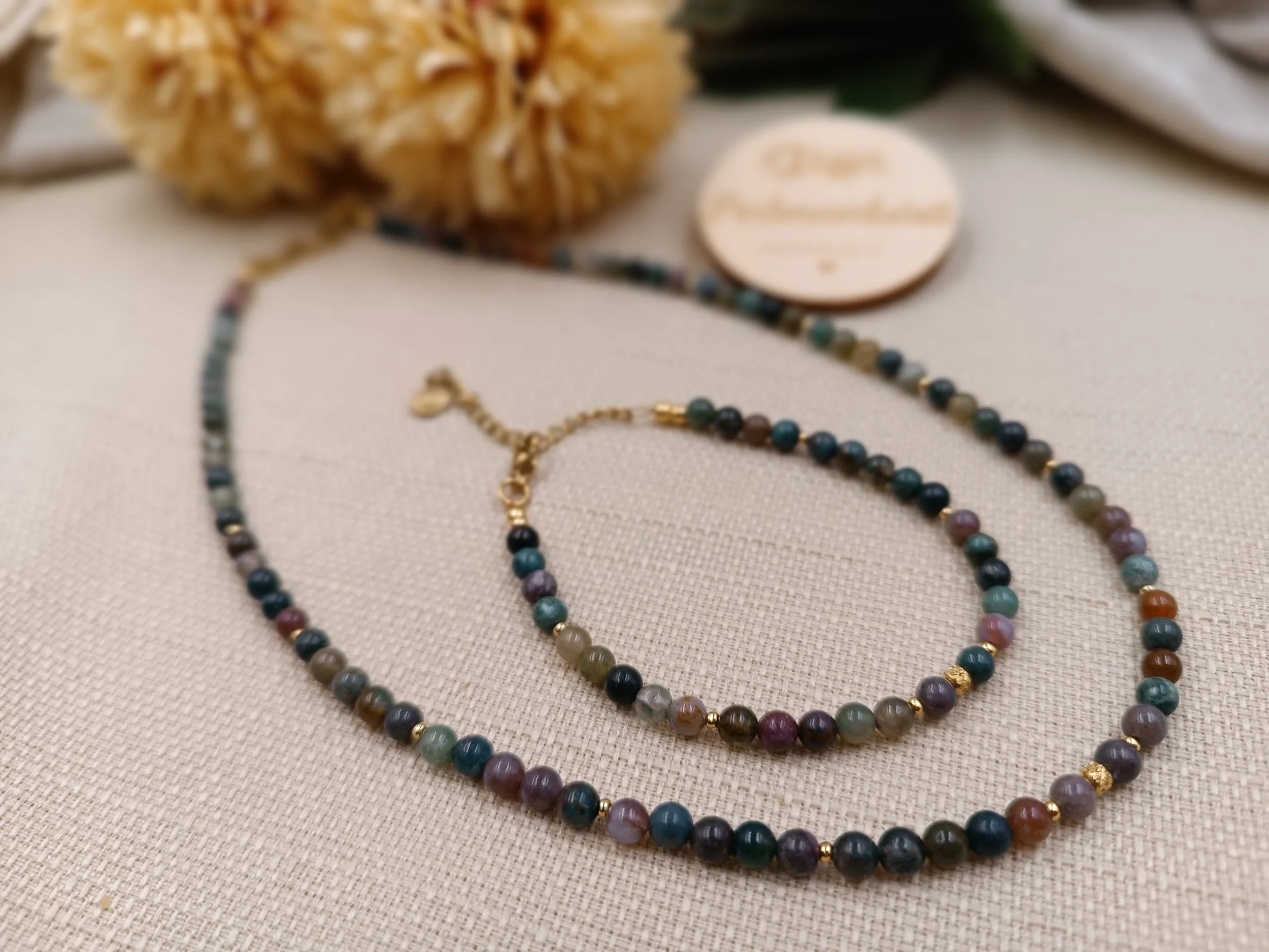 Set aus Armband & Halskette bestehend aus 4mm Natursteinperlen 
Preis Kette: 24,50 Euro
Preis Armband: 15  Euro