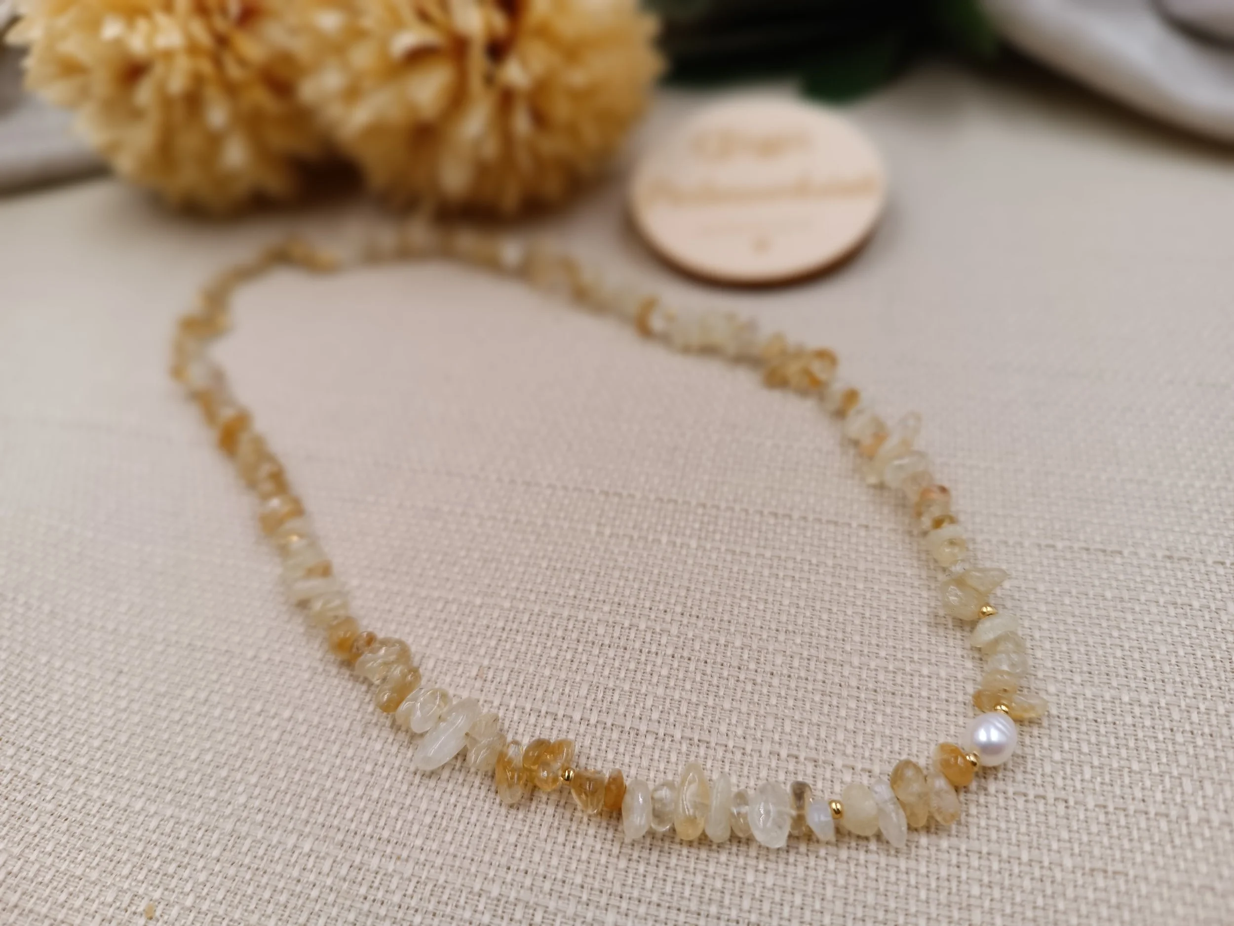 Halskette bestehend aus 4mm Naturstein-Splitterperlen 
Element: Süßwasserperle
Preis Kette: 24,50 Euro