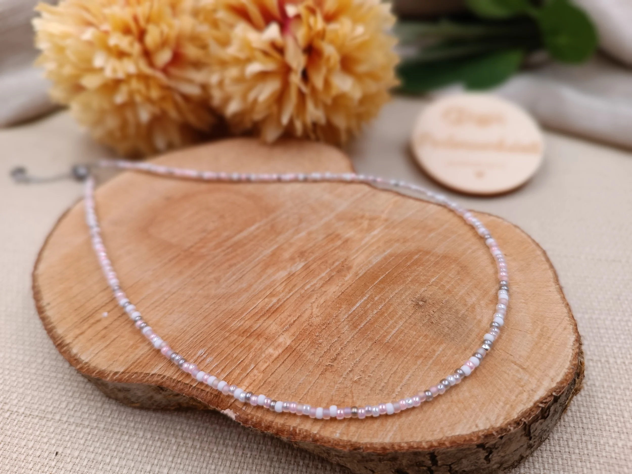 Halskette bestehend aus 2mm Miyuki Perlen
Preis Kette: 19 Euro
