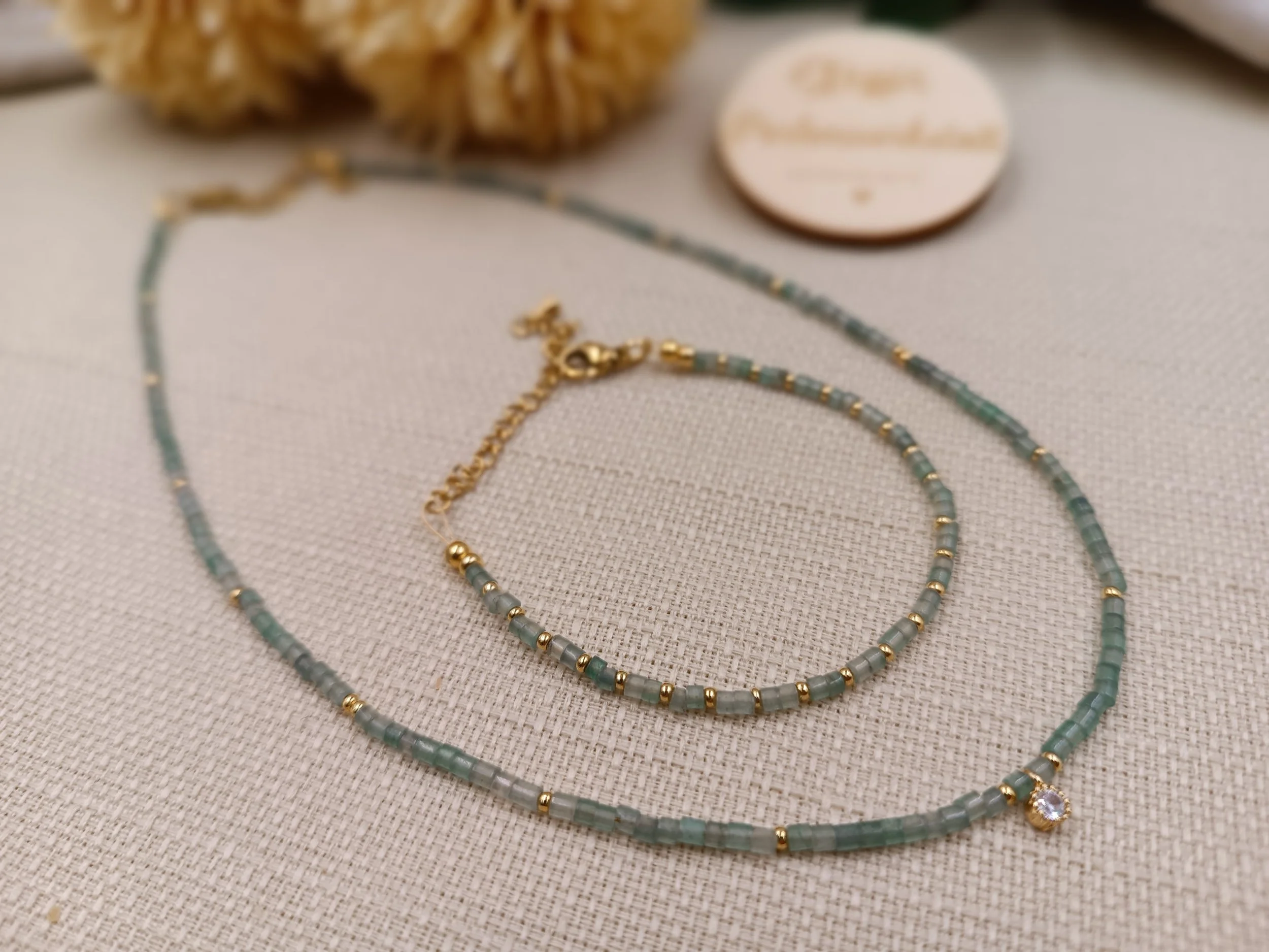 Halskette bestehend aus 2mm Natursteinperlen 
Anhänger "Kristall" aus Edelstahl
Preis Kette: 23 Euro
