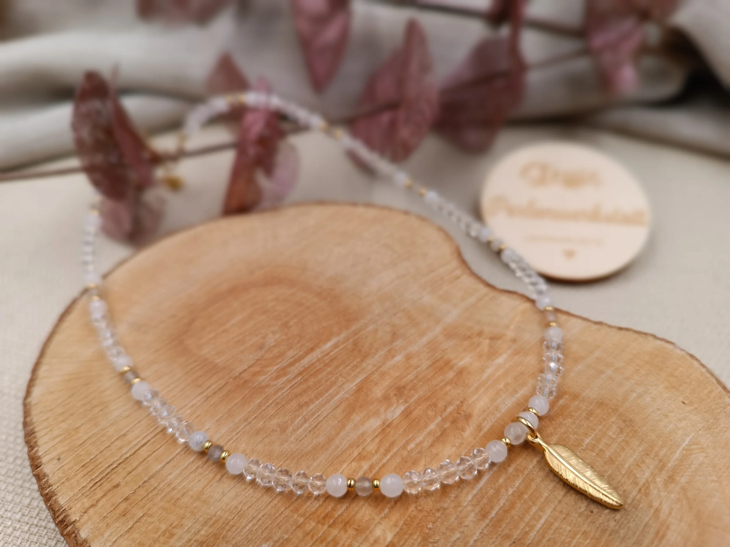 Halskette bestehend aus 3mm facettierten Natursteinperlen und Mondstein
Anhänger "Feder" aus Edelstahl
Preis Kette: 23 Euro
