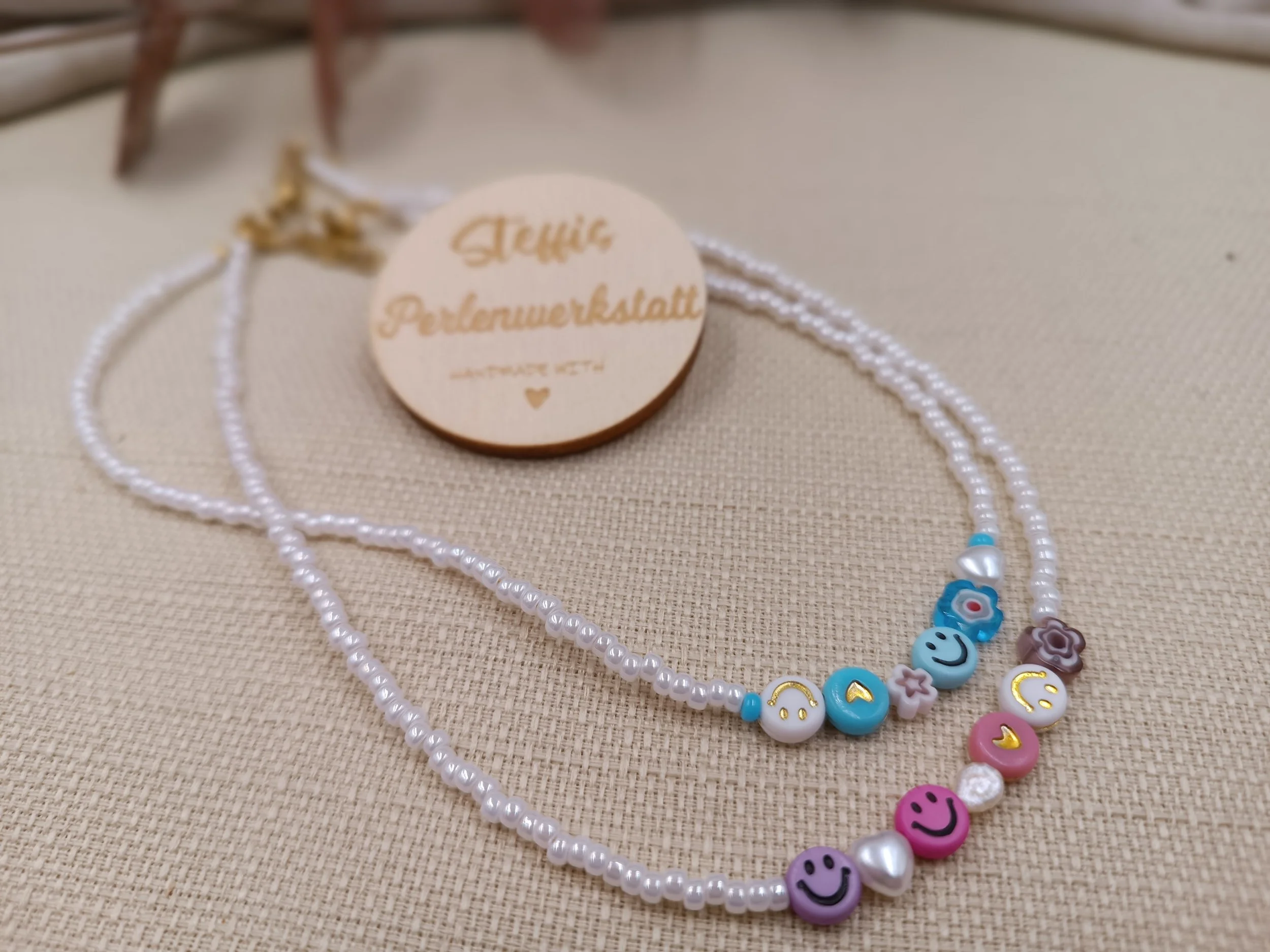 Halskette bestehend aus 3mm Miyuki Glasperlen 
Element: Smiley, Blume, Herz
Preis Kette: 19 Euro
