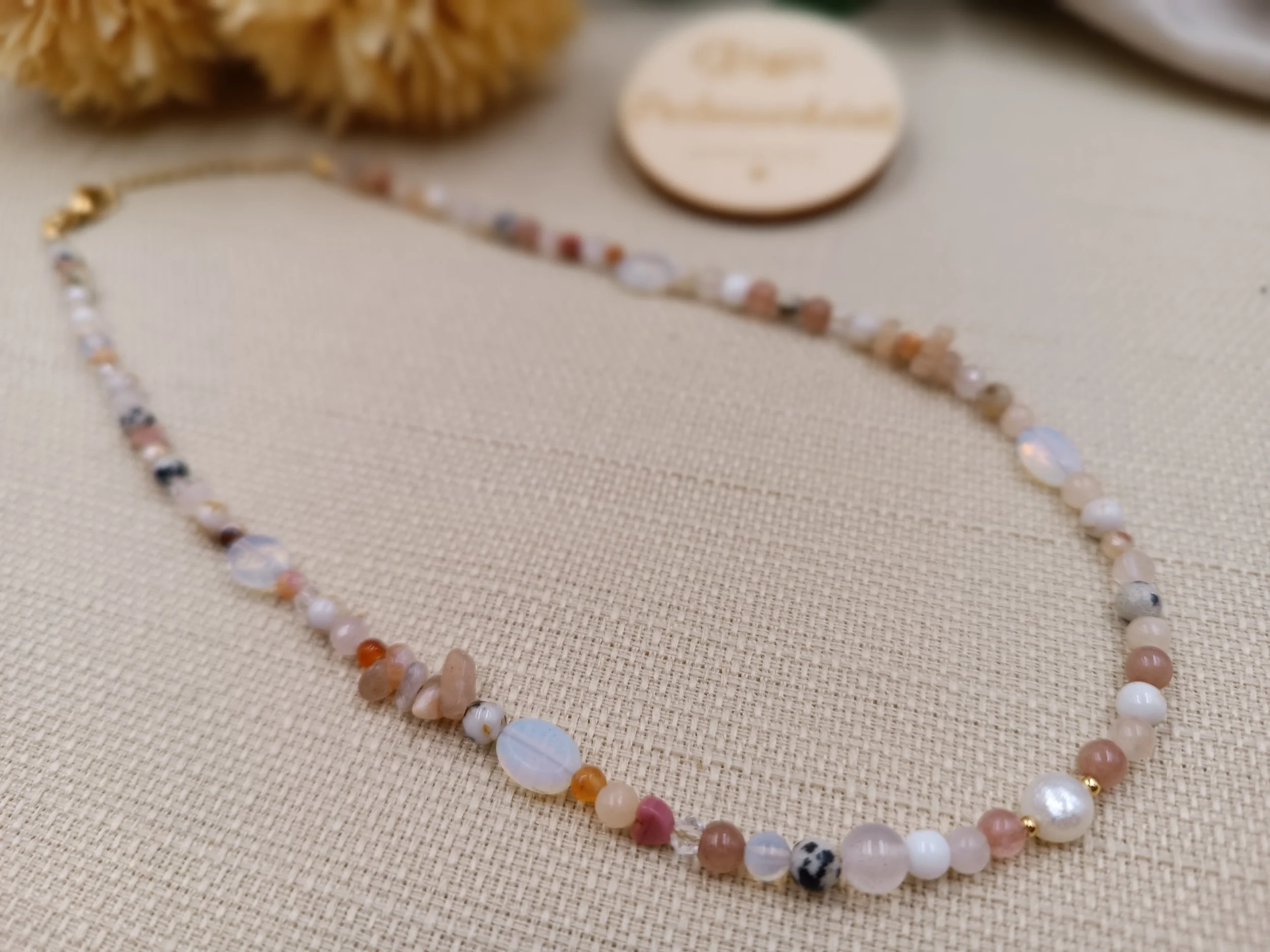 Halskette bestehend aus 3mm vers. Natursteinperlen und Muschelperlen
Element: Süßwasserperle
Preis Kette: 24,50 Euro
