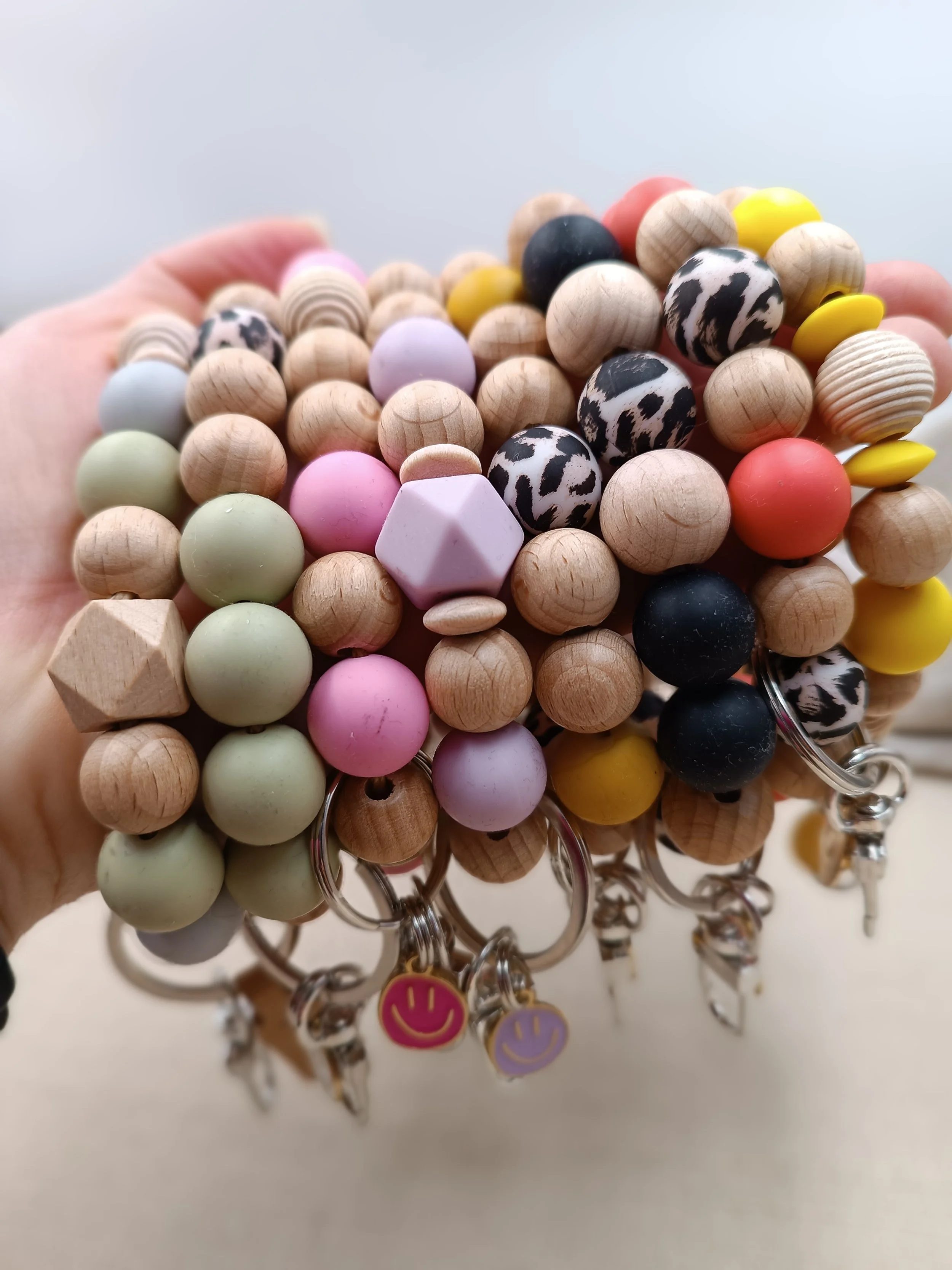 Schlüsselarmbänder mit Holz- und Silikonperlen & Smiley
Preis je 18 Euro