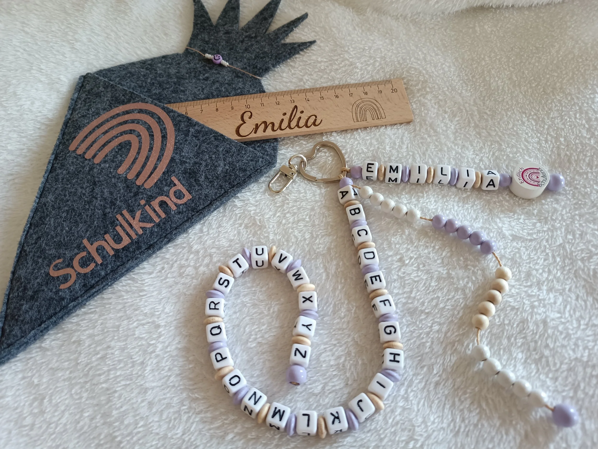 Geschenkset zur Einschulung bestehend aus Filzschultüte, personalisiertes Holzlineal,  & ABC & Rechenkette Kette
Preis 41  Euro