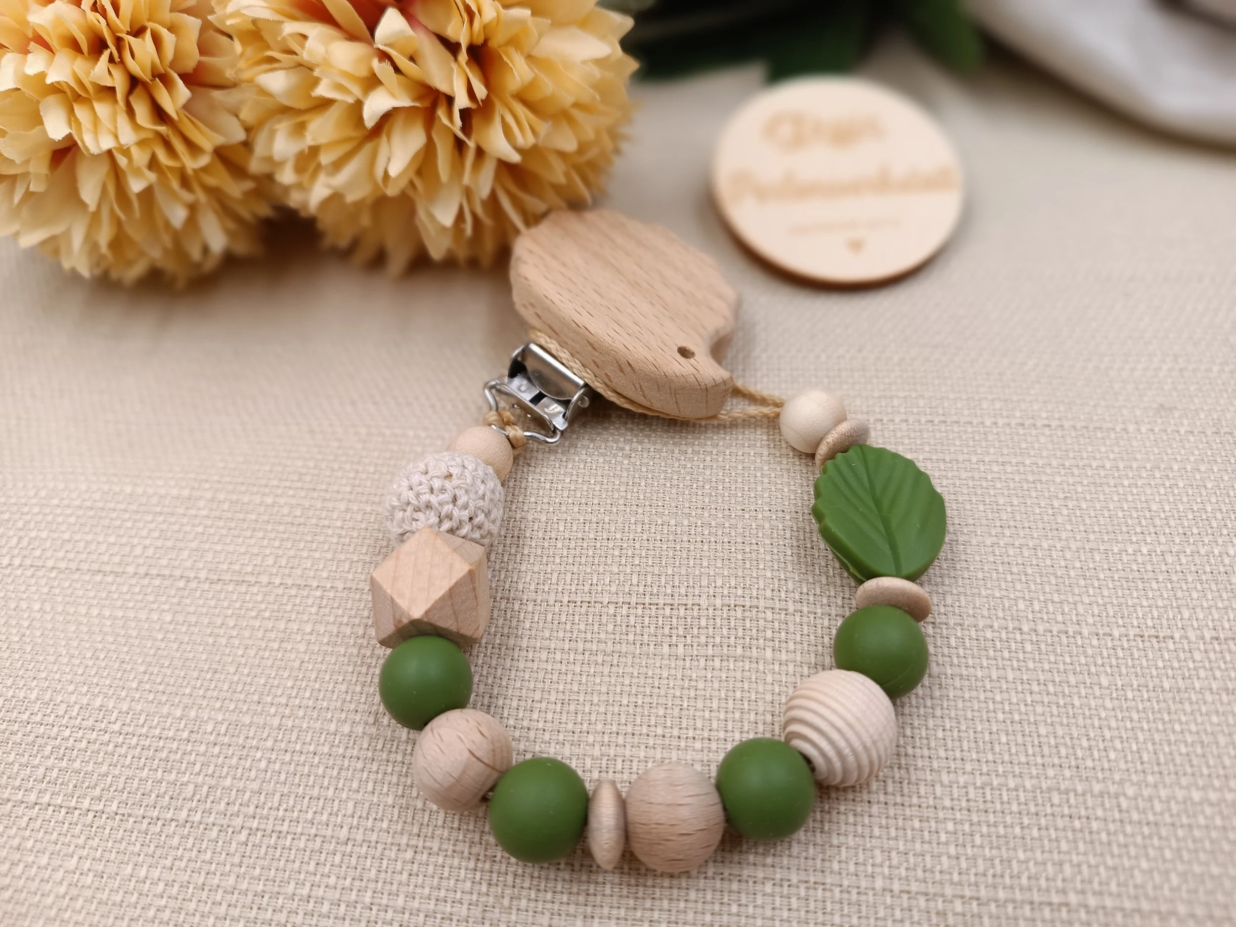Schnullerkette
bestehend aus Holz,- Silikon- und Häkelperlen. Motivperle: Blatt
Preis 18 Euro 