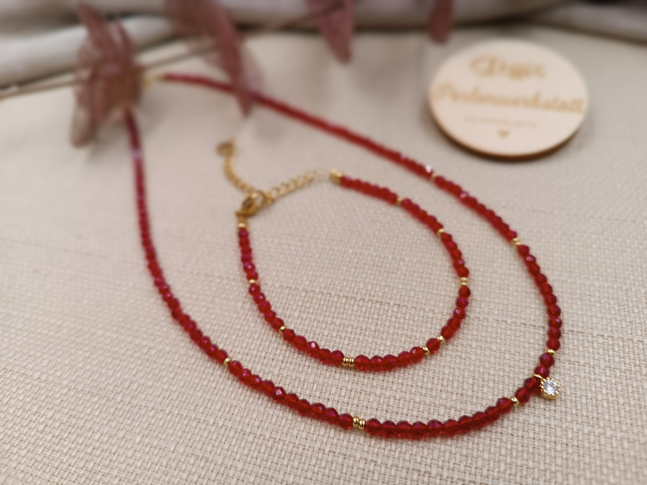 Set aus Armband & Halskette bestehend aus 3mm facettierten Natursteinperlen 
Anhänger "Kristal" 
Preis Kette: 23 Euro
Preis Armband: 15  Euro