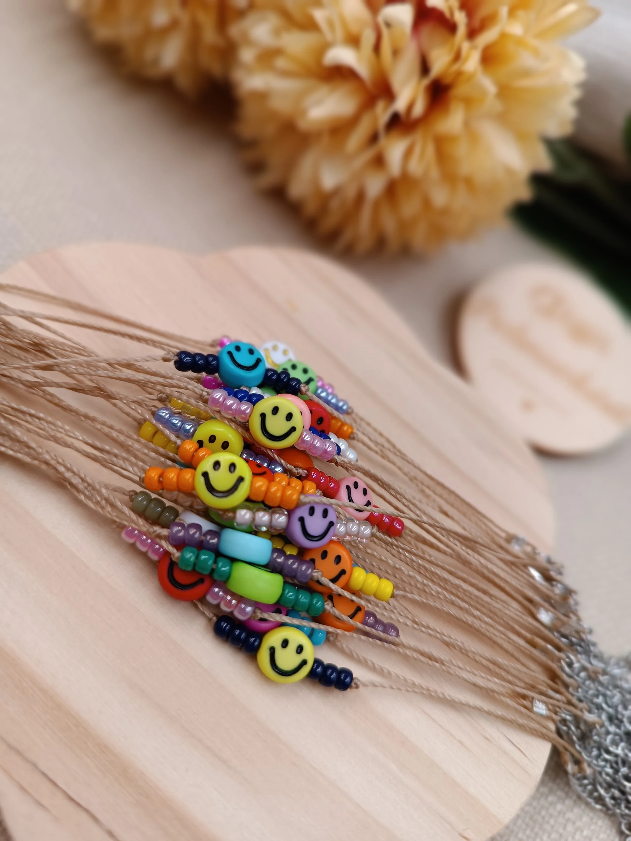 vers. Smiley / Mutmacher Armbänder für Klein oder Groß. Auf Faden gefädelt mit Karabiner Verschluss und Verlängerungskettchen
Preis ab 4 Euro