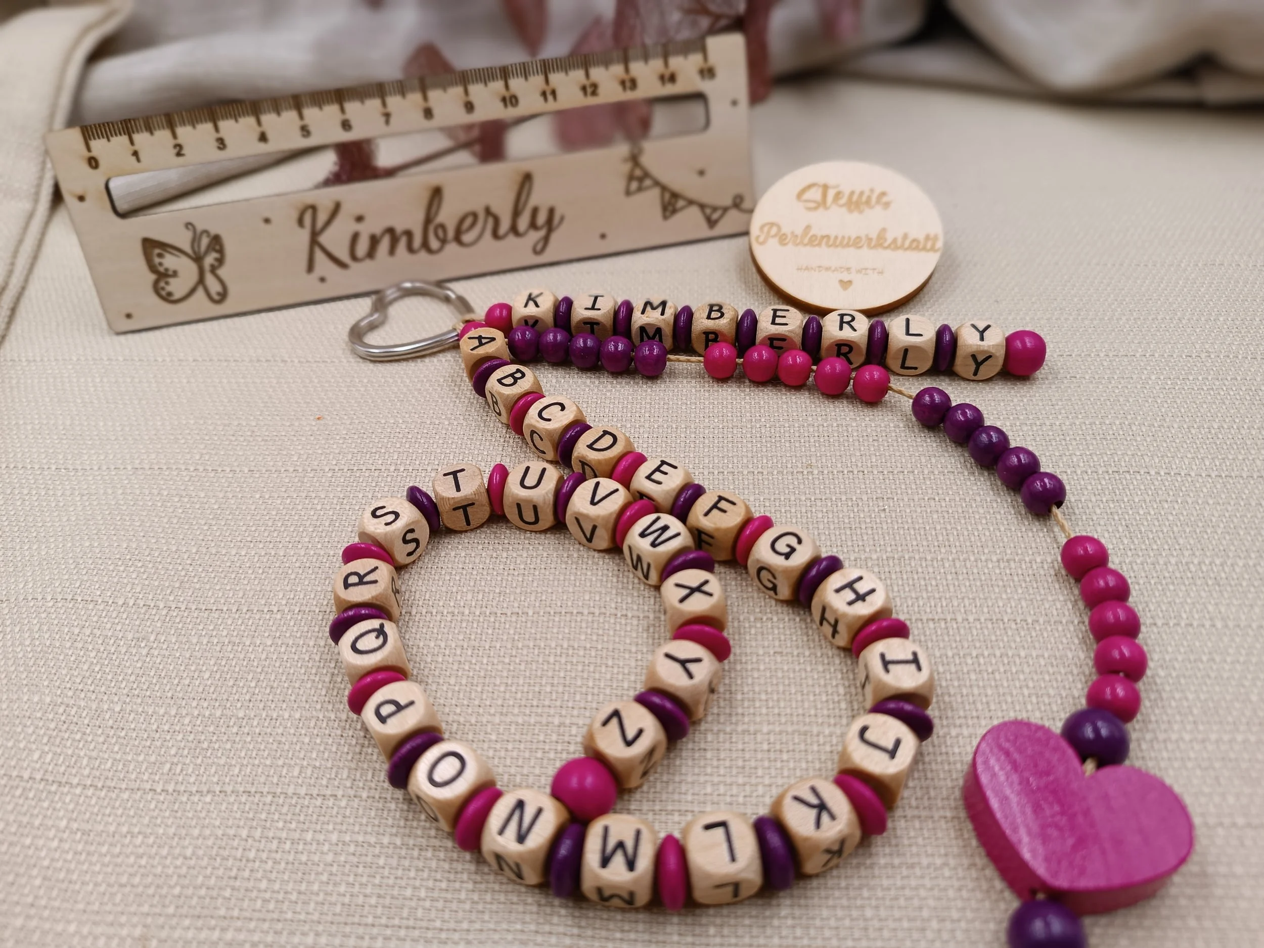 Geschenkset zur Einschulung bestehend aus 
ABC und Rechenkette mit Holzbuchstaben und personalisiertes Holzlineal
Preis ab 35 Euro