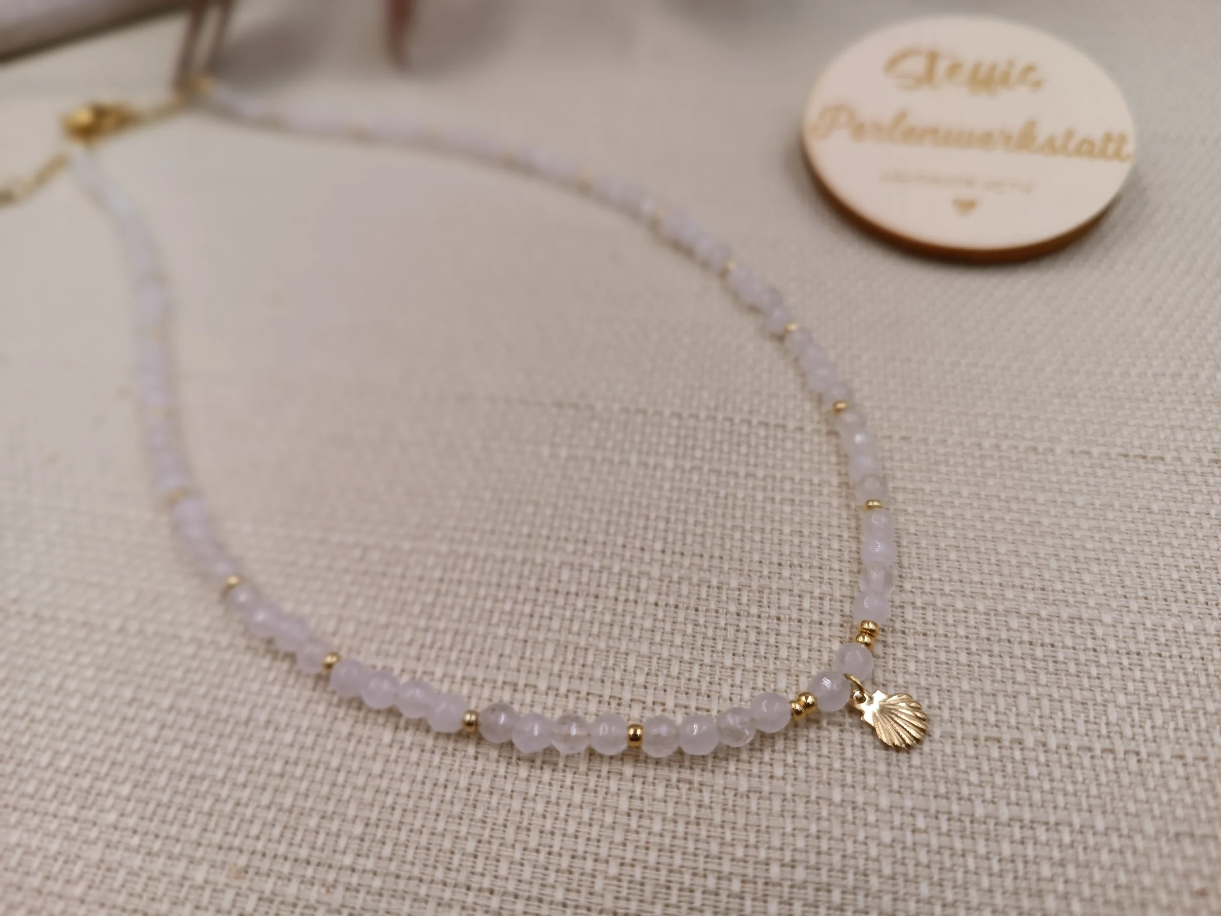Halskette bestehend aus 3mm facettierten Natursteinperlen
Anhänger "Muschel" aus Edelstahl
Preis Kette: 23 Euro
