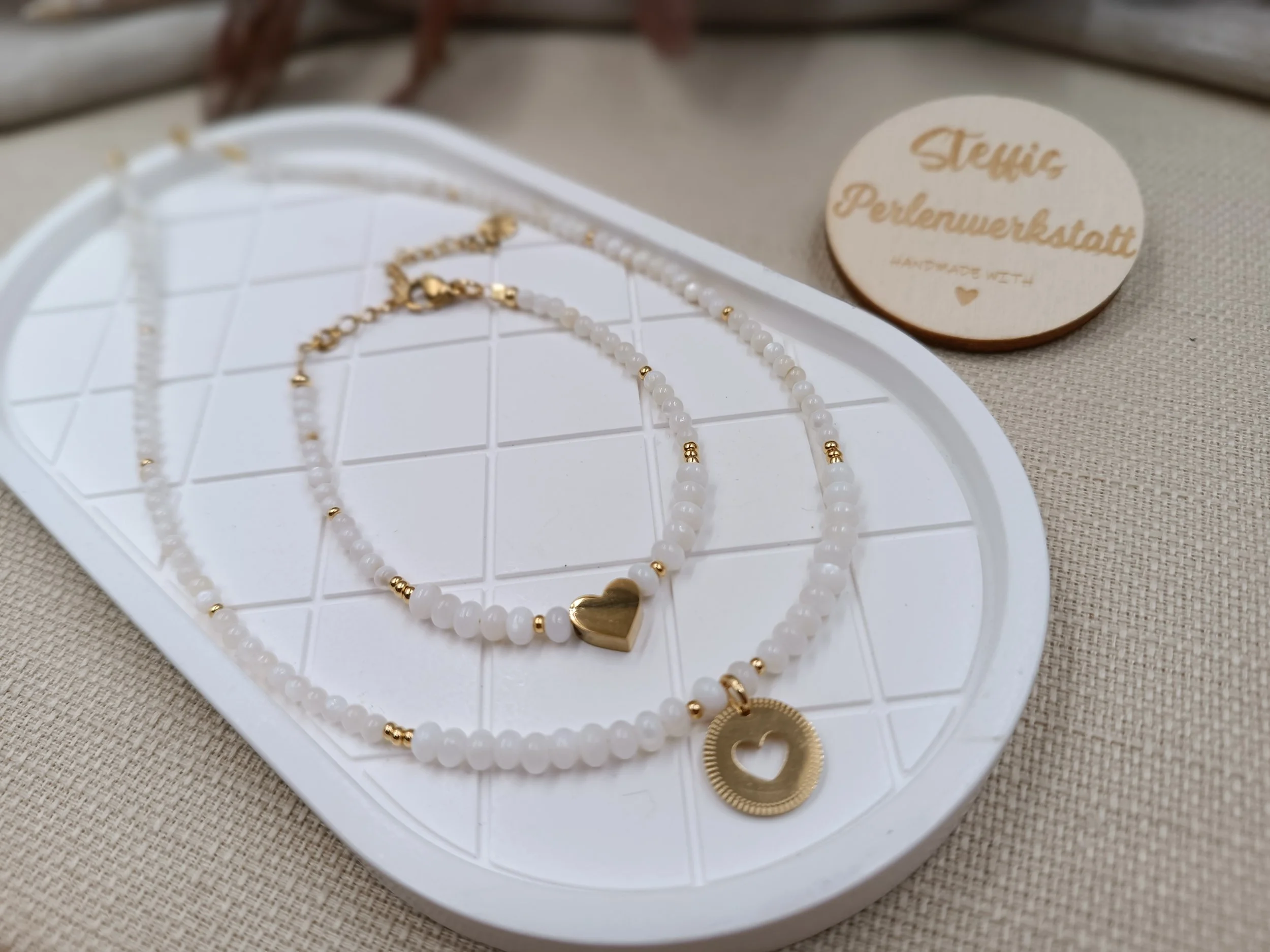 Set aus Armband & Halskette bestehend aus 3mm facettierten Natursteinperlen und Muschelperlen
Anhänger "Herz" aus Edelstahl
Preis Kette: 23 Euro
Preis Armband: 15  Euro