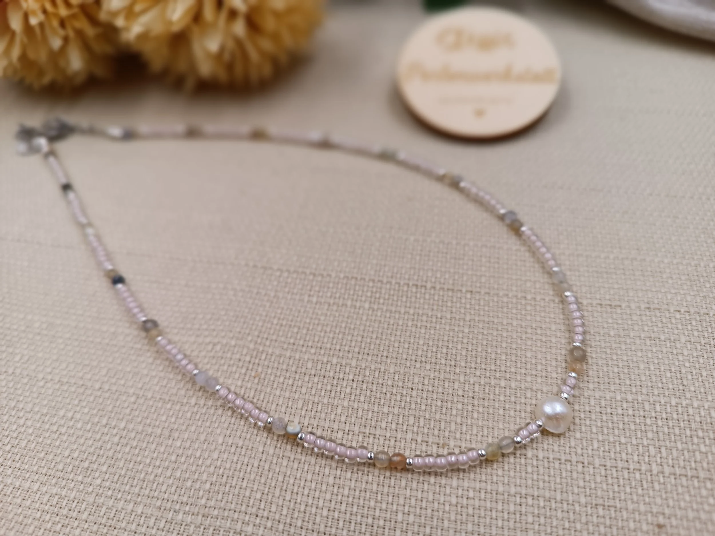 Halskette bestehend aus 3mm facettierten Natursteinperlen und Miyuki Glasperlen 
Element: Süßwasserperle
Preis Kette: 23 Euro
