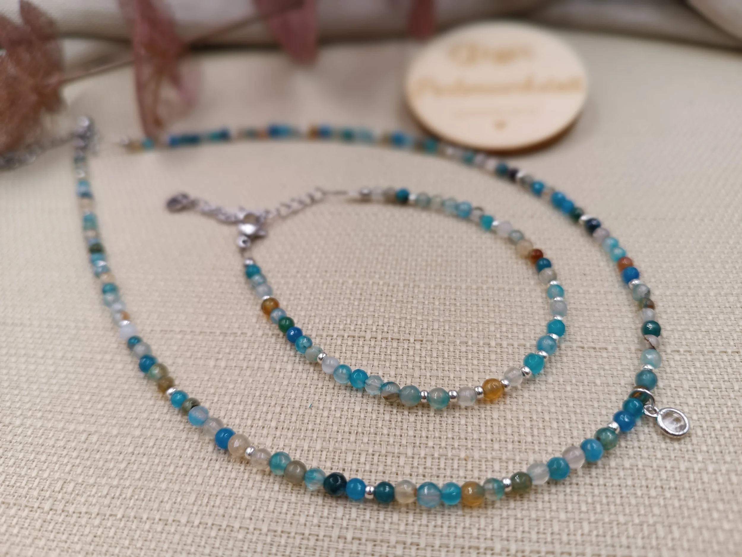 Set aus Armband & Halskette bestehend aus 3mm facettierten Natursteinperlen
Preis Kette: 23 Euro
Preis Armband: 15  Euro