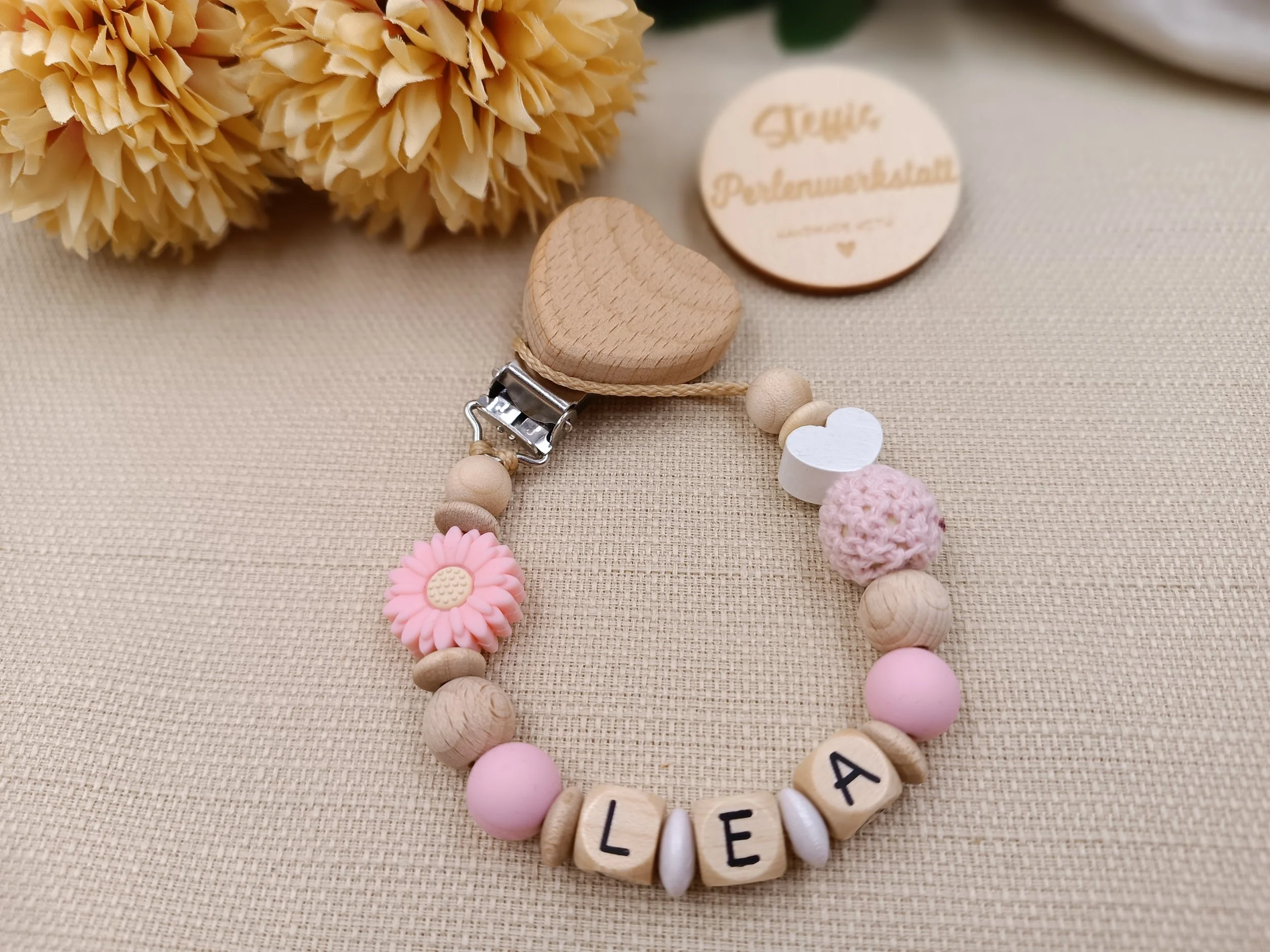 Schnullerkette personalisiert mit Holzbuchstaben,
bestehend aus Holz,- Silikon- und Häkelperlen.
Preis 18 Euro je nach Länge des Namens