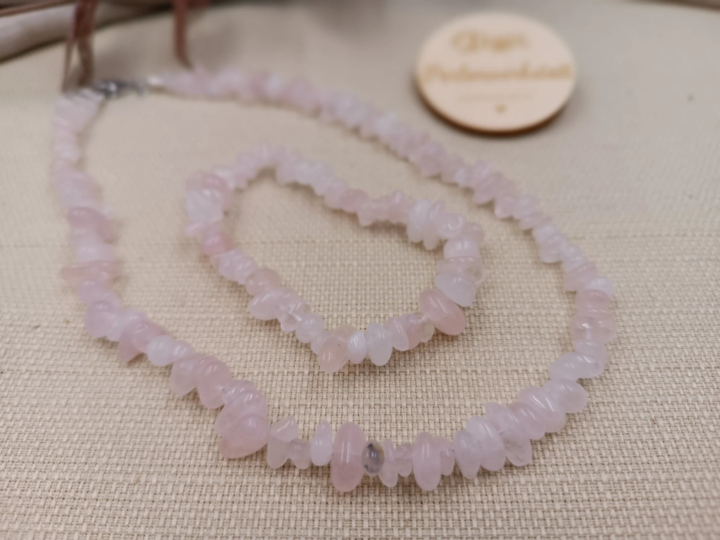 Set aus Armband & Halskette bestehend aus 5mm Splitter-Natursteinperlen 
Preis Kette: 25,50 Euro
Preis Armband: 15  Euro