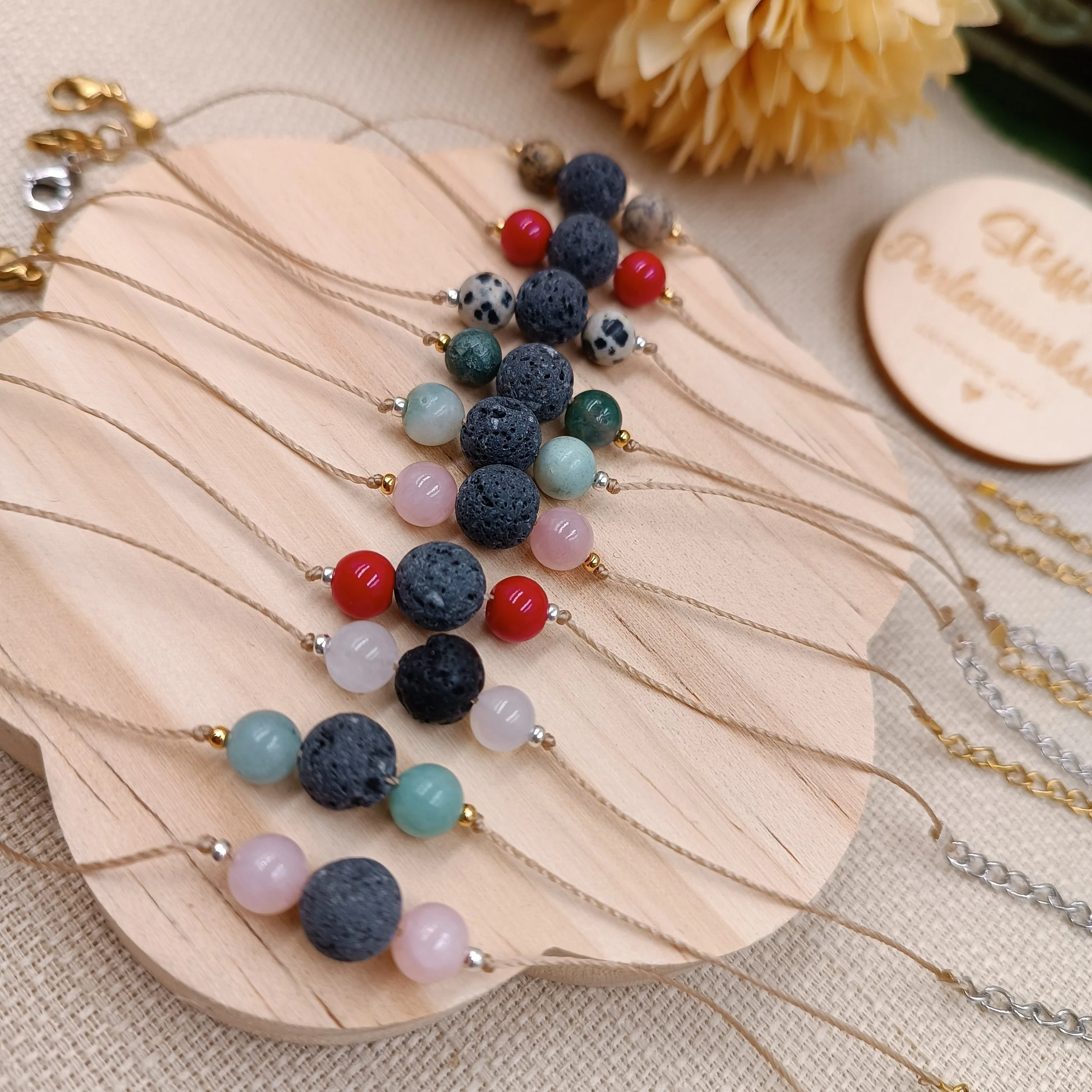 Passiv Diffuser Armbänder für Dein Lieblings-Öl. 
Lavaperle mit Natursteinperlen.
 
Preis je 8,50 Euro
Auch in Kindergröße erhältlich