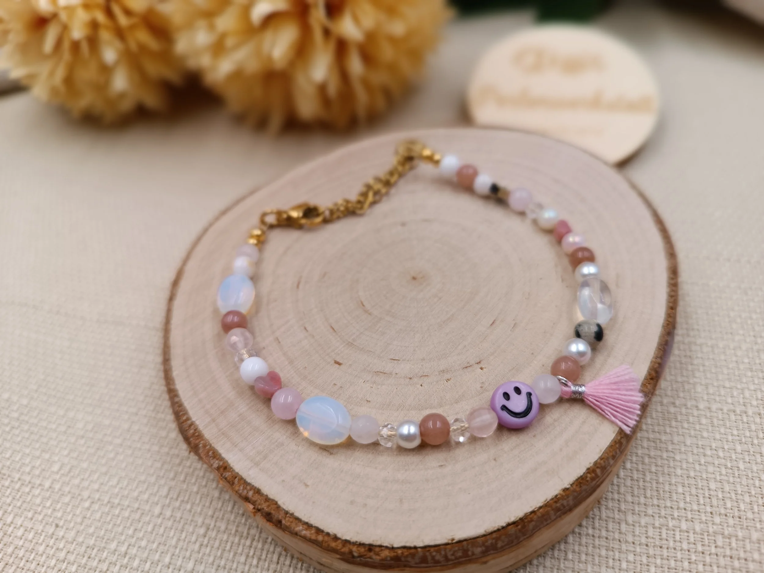 Smiley Armband aus vers. Natursteinperlen.
Preis: 12,50 Euro
Auch in Kindergröße erhältlich