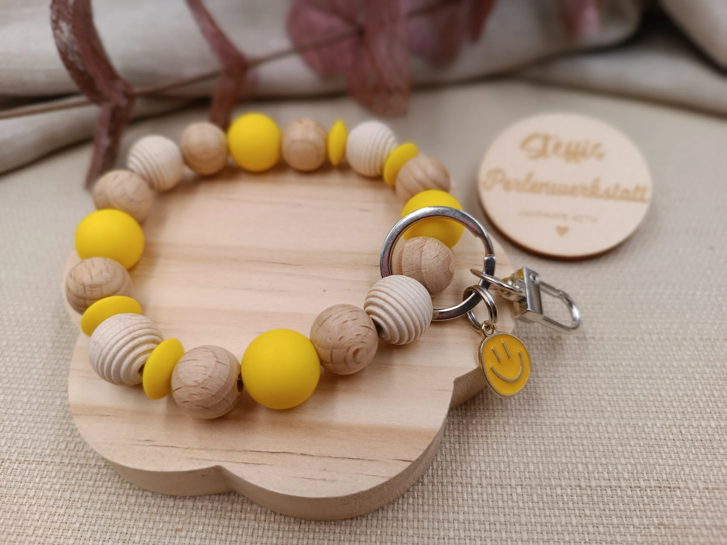 Schlüsselarmband mit Holz- und Silikonperlen & Smiley
Preis 18 Euro
