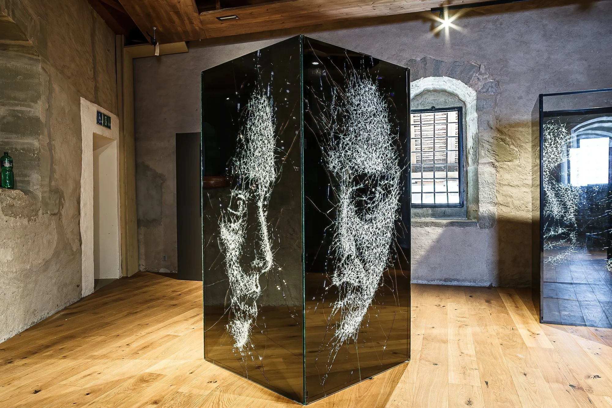 Installation view of Le verre dans tous ses éclats, Vitromusée Romont, 2022