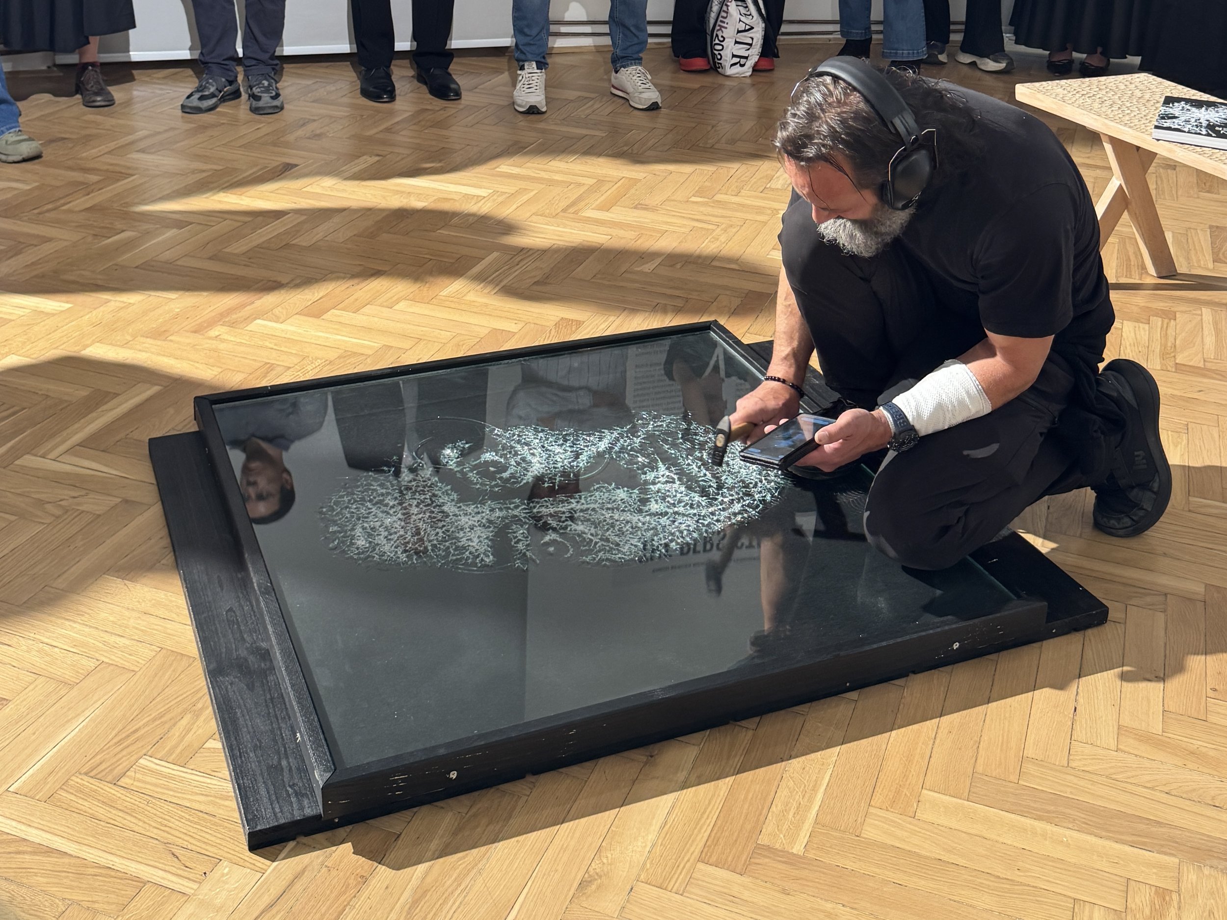 Simon Berger creating a glass portrait live at the opening in Sarajevo, 2026