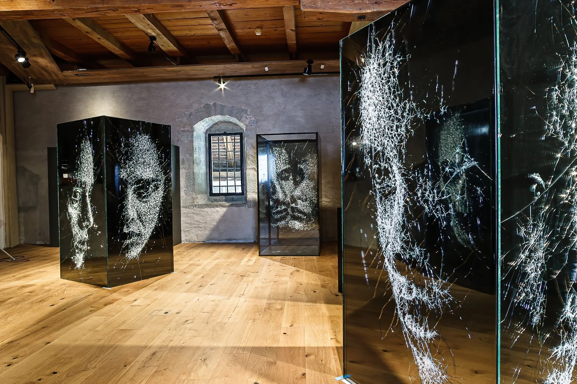 Installation view of Le verre dans tous ses éclats, Vitromusée Romont, 2022
