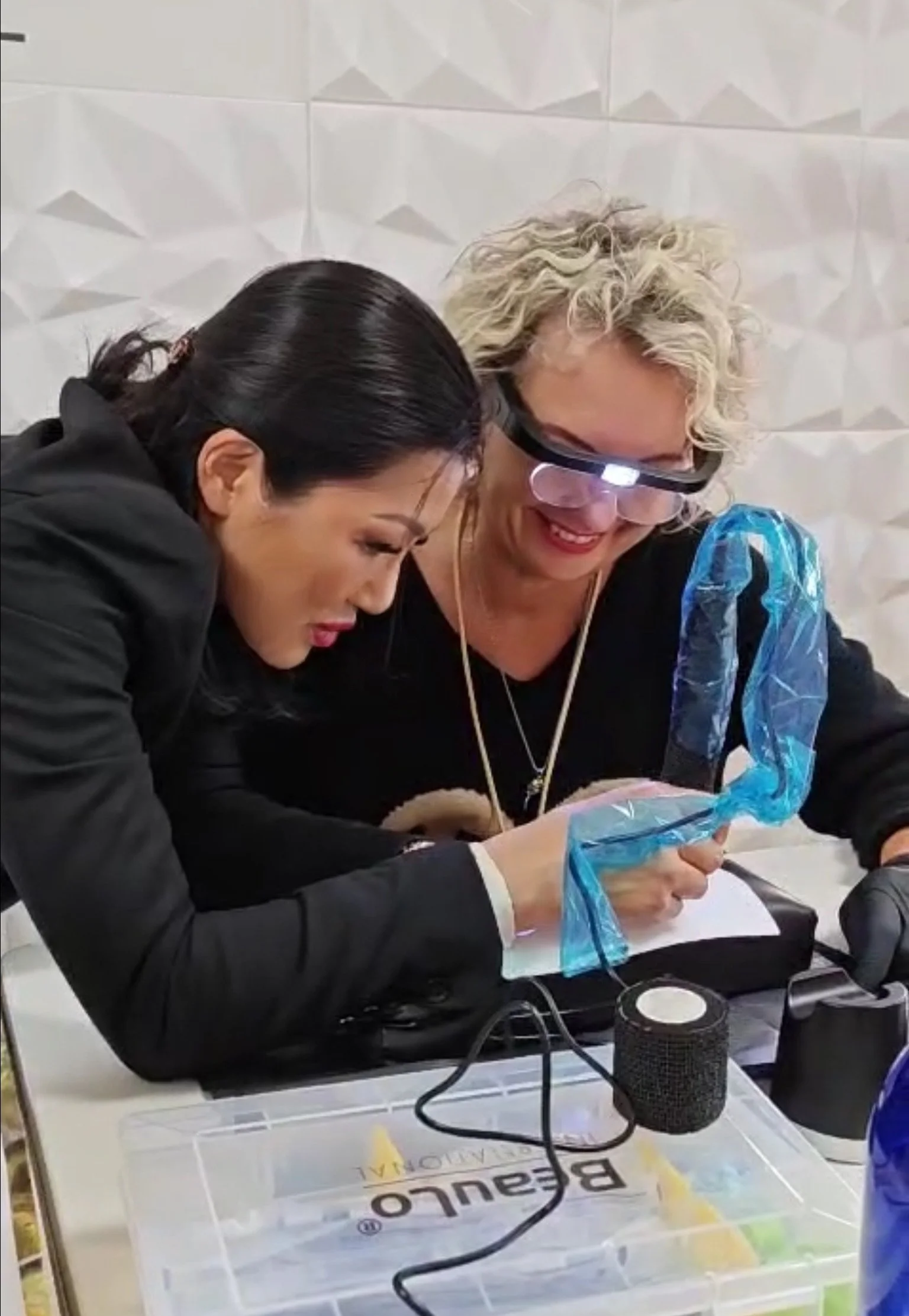 Dong-Chun Lo vermittelt die HeadSkin Coloring Technik in einer professionellen Schulung zur Kopfhautpigmentierung