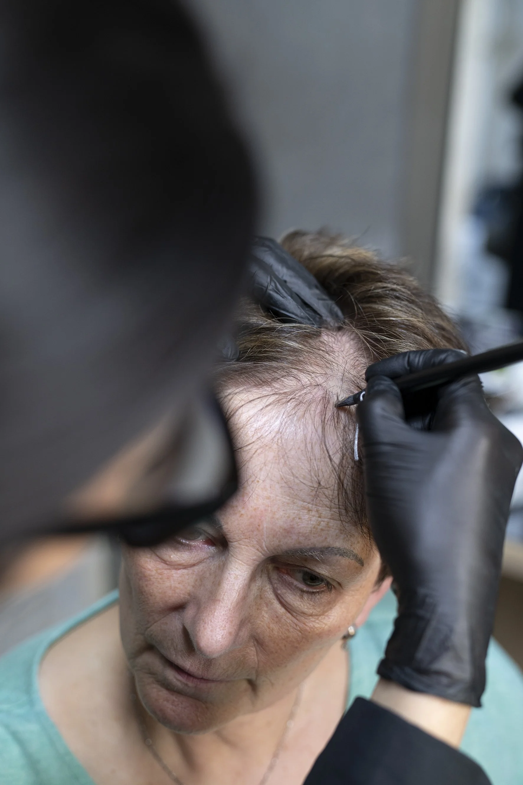 Detailaufnahme einer HeadSkin Coloring Behandlung am lichten Haaransatz zur optischen Haarverdichtung
