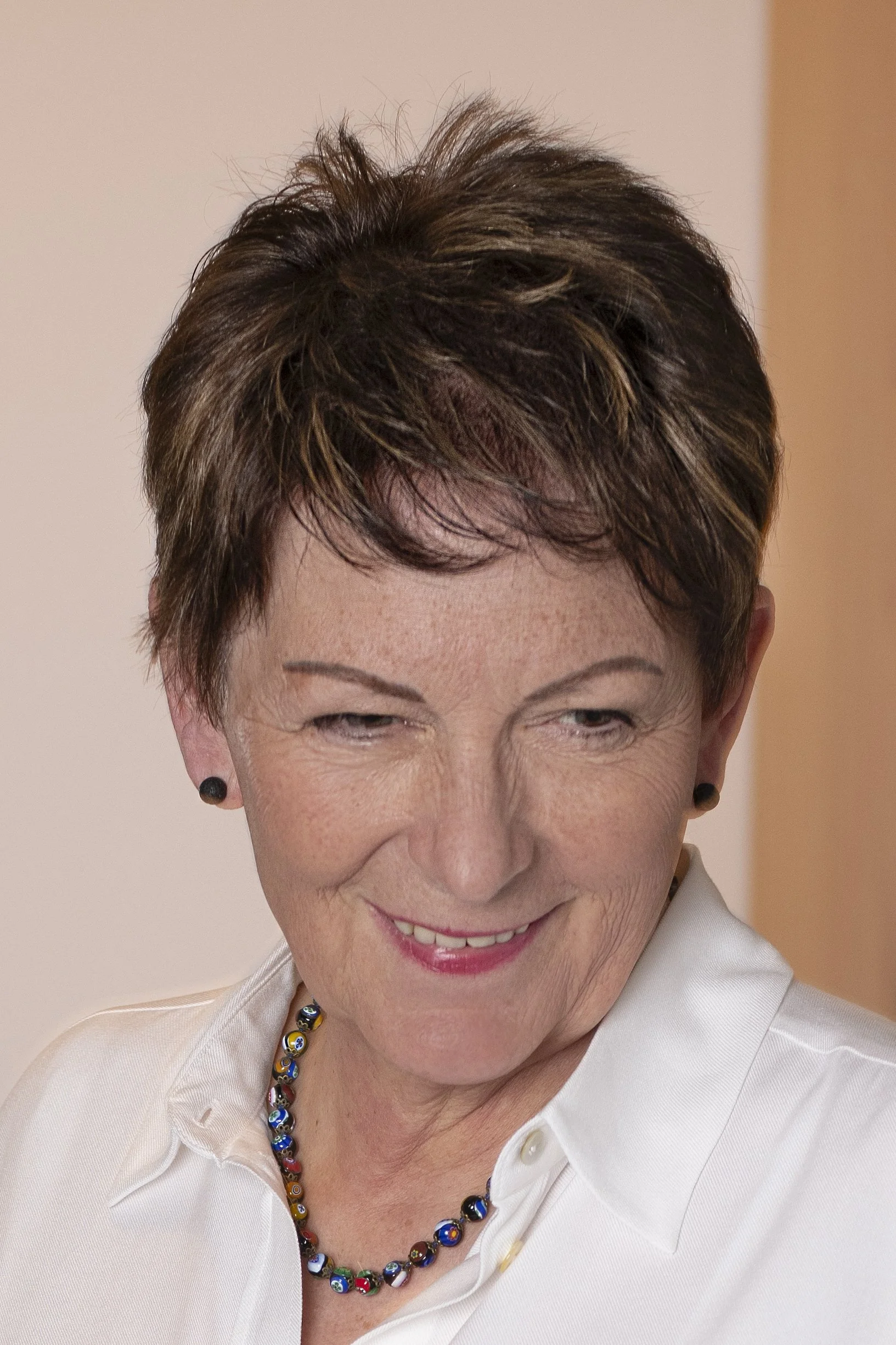 Ergebnis nach HeadSkin Coloring mit natürlich verdichtetem Scheitel und weniger sichtbarer Kopfhaut