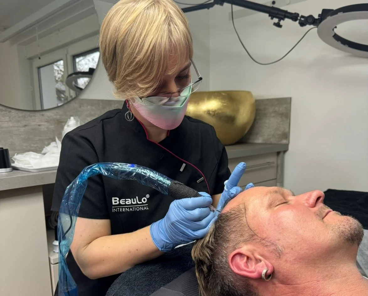 HeadSkin Coloring Behandlung bei einem Mann, eine Spezialistin Ellen Ingber arbeitet präzise am Haaransatz zur optischen Verdichtung des Oberkopfs.