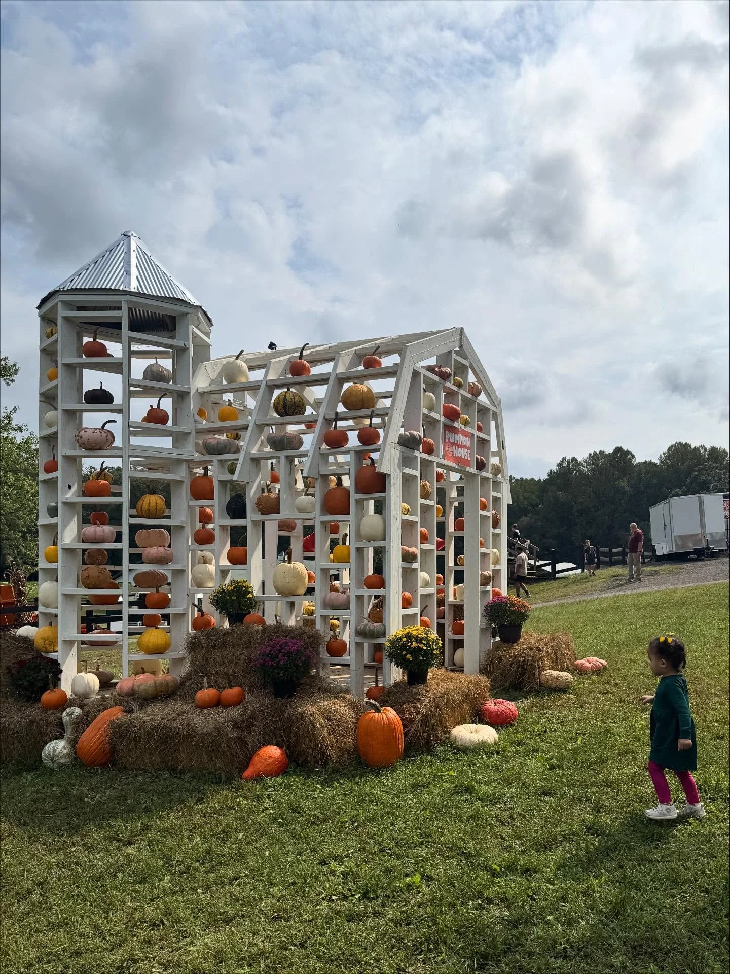 Kicked off spooky season with our annual family trip to @montfarms for the Fall Festival 🎃🍂. Autumn is my favorite time of year, nothing beats pumpkins and apple cider donuts to get in the holiday spirit, as an added bonus my daughter went berserk 