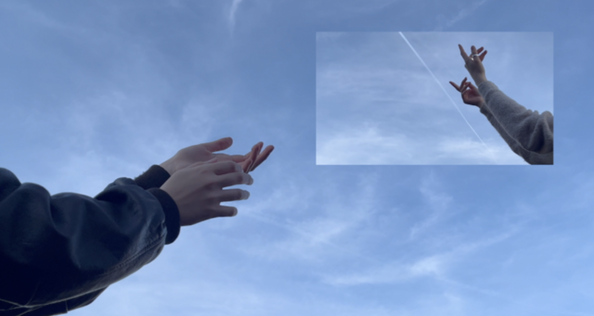 Zwei Personen strecken ihre Arme in den blauen Himmel, Standbild aus dem Musikvideo von Hannah Otto, Katherina Liashchevska und Ahmetcan Gökçeer