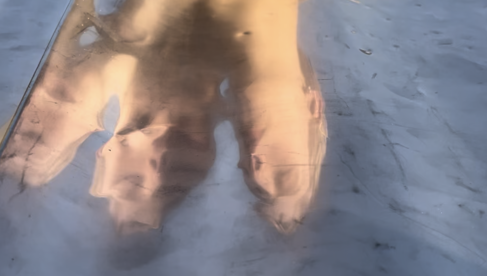 Künstlerische Reflexion von Hannah Otto in einem Donnerblech, die drei Gesichter erscheinen lässt