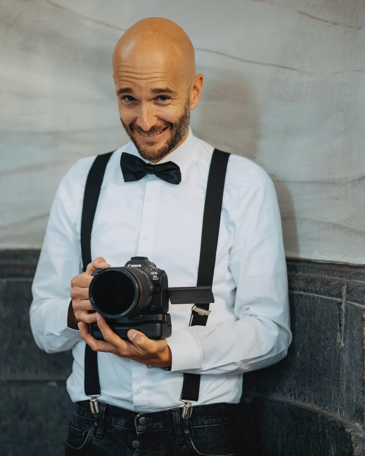 Als langj&auml;hriger und professioneller Hochzeitsvideograf aus K&ouml;ln begleite ich seit vielen Jahren Paare an ihrem gro&szlig;en Tag. Unauff&auml;llig, aber immer mit Herzblut mittendrin.

🕖 Ich begleite eure Hochzeit vom Getting Ready bis zur